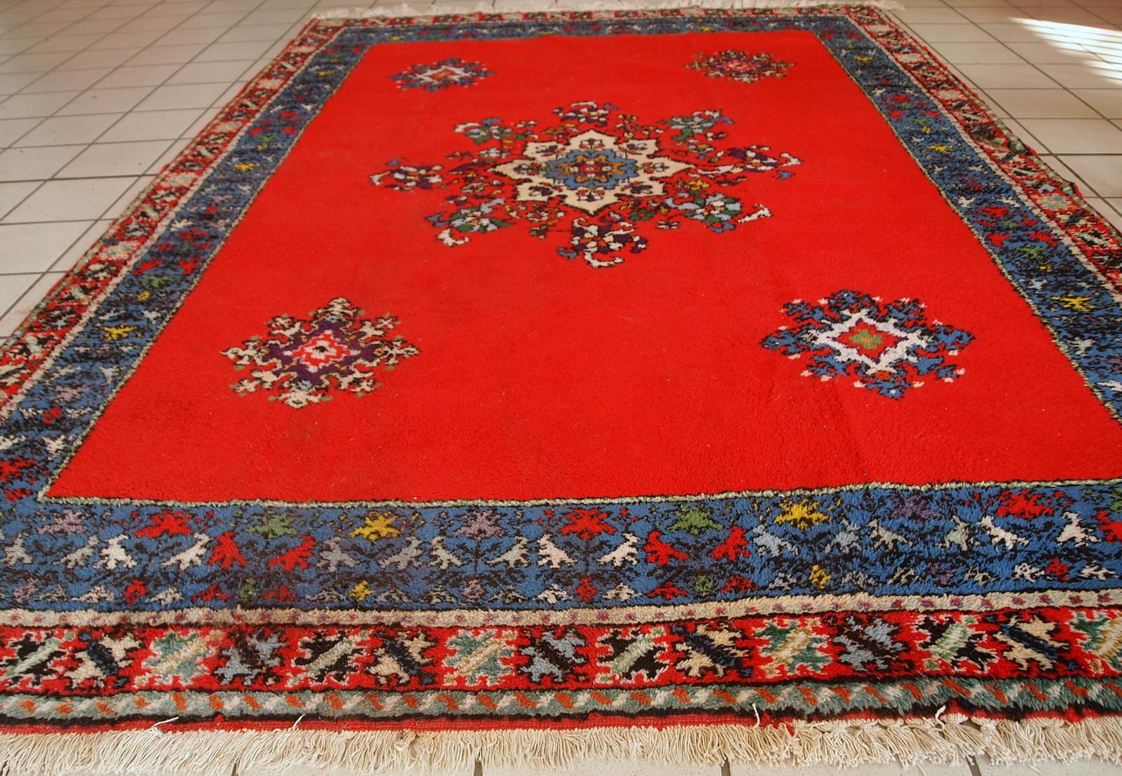 Handgefertigter Vintage-Teppich der Berber in Marokko aus knallroter Wolle. Der Teppich stammt aus dem Ende des 20. Jahrhunderts und ist in gutem Originalzustand.

-Zustand: original gut,

-ca. 1970er Jahre,

-Größe: 5,6' x 7,9' (170cm x