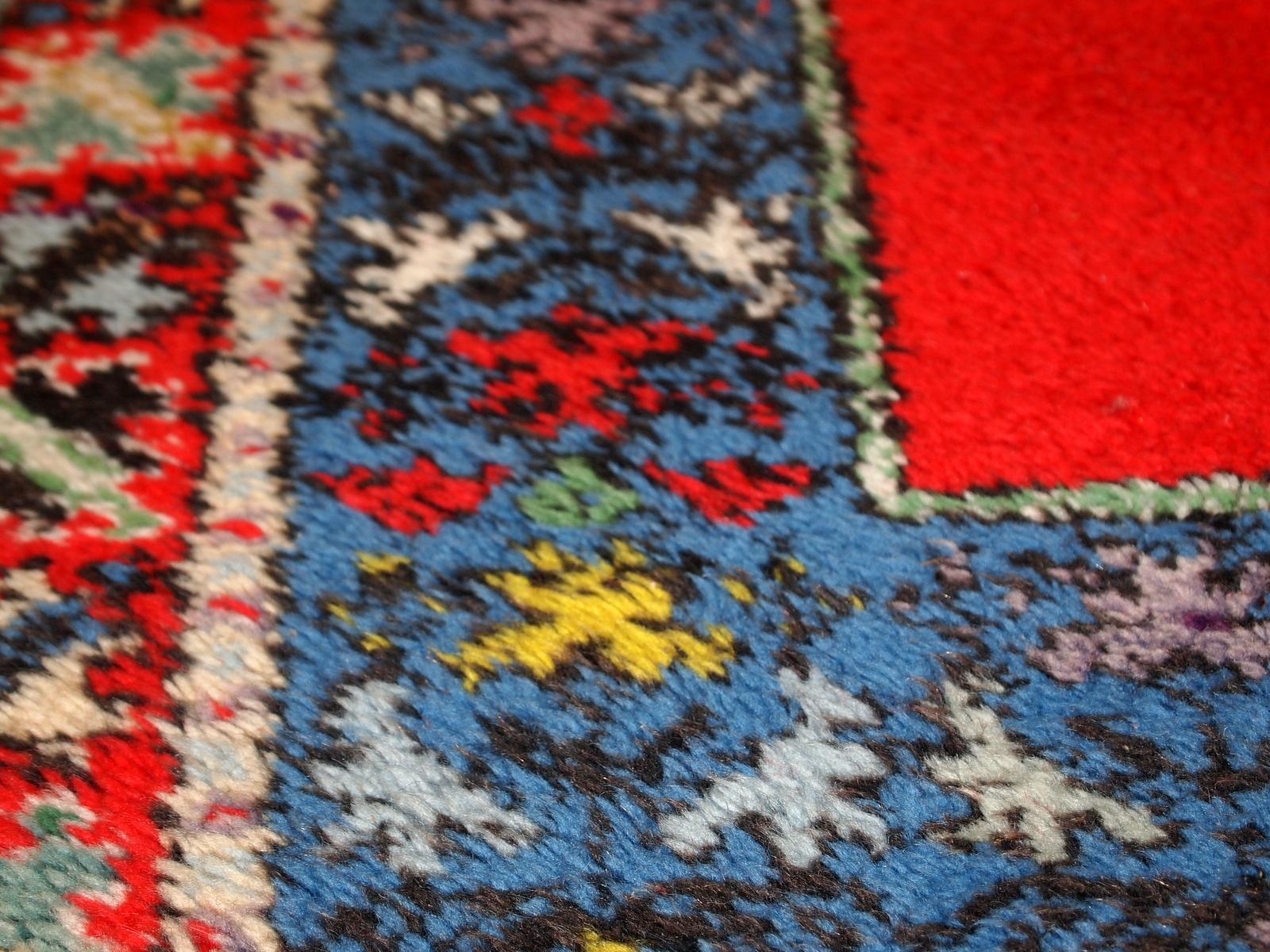 Handmade Vintage Moroccan Berber Rug, 1970s, 1C657 In Good Condition For Sale In Bordeaux, FR