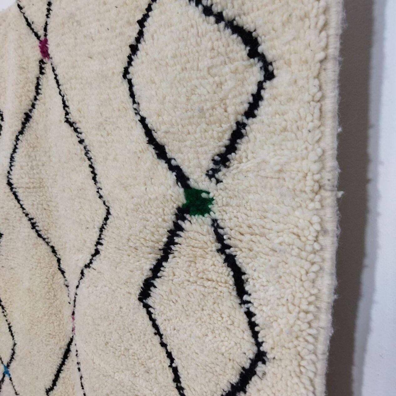 Noué à la main Tapis berbère marocain vintage fait à la main 4.3' x 8,2' 1980, 1X16 en vente