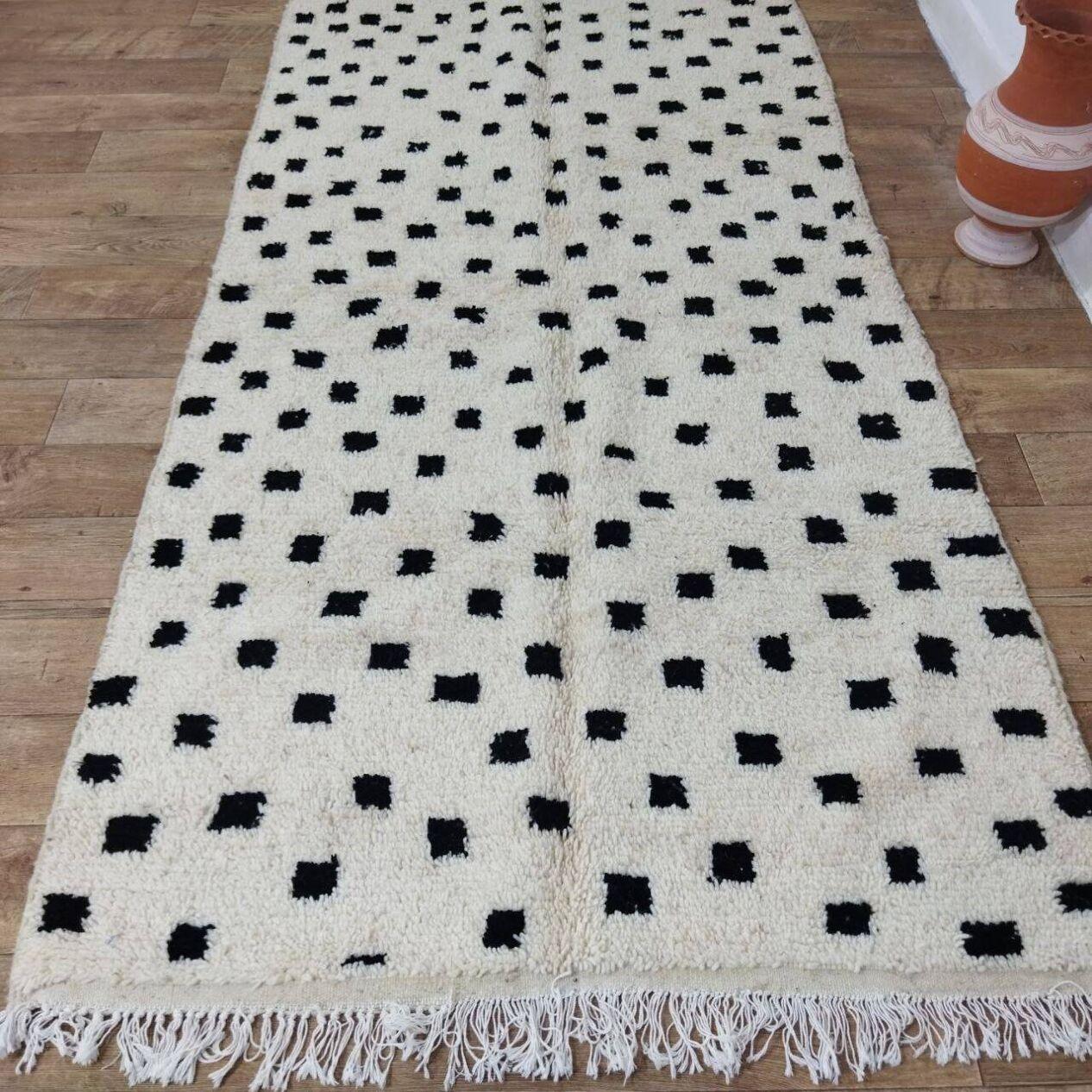 Handgefertigter marokkanischer Berberteppich 4,5' x 8,3', 1980er Jahre, 1X12 im Zustand „Gut“ im Angebot in Bordeaux, FR