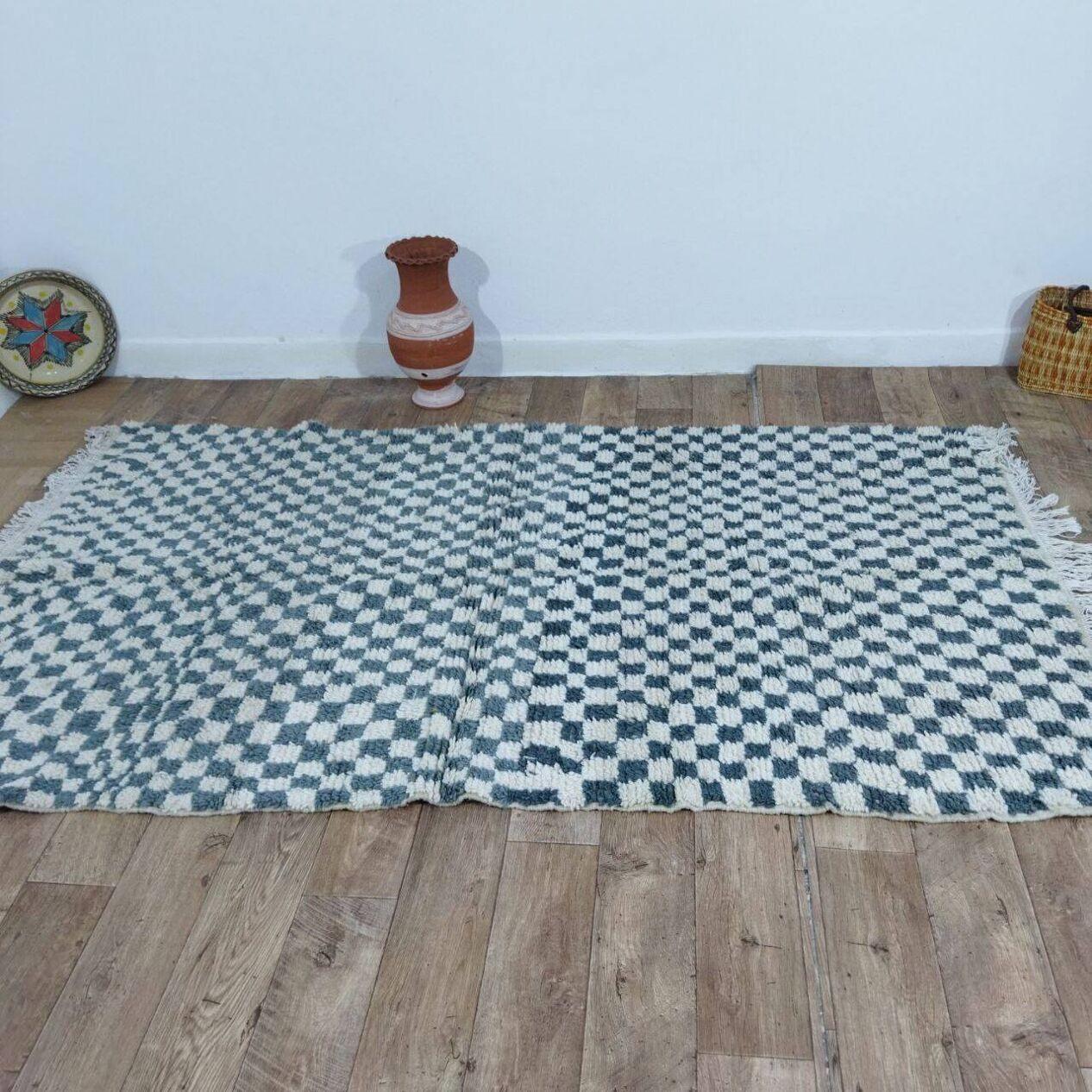 Handgefertigter marokkanischer Berberteppich 4,7' x 8,2' 1980er Jahre, 1X15 (Französisch) im Angebot