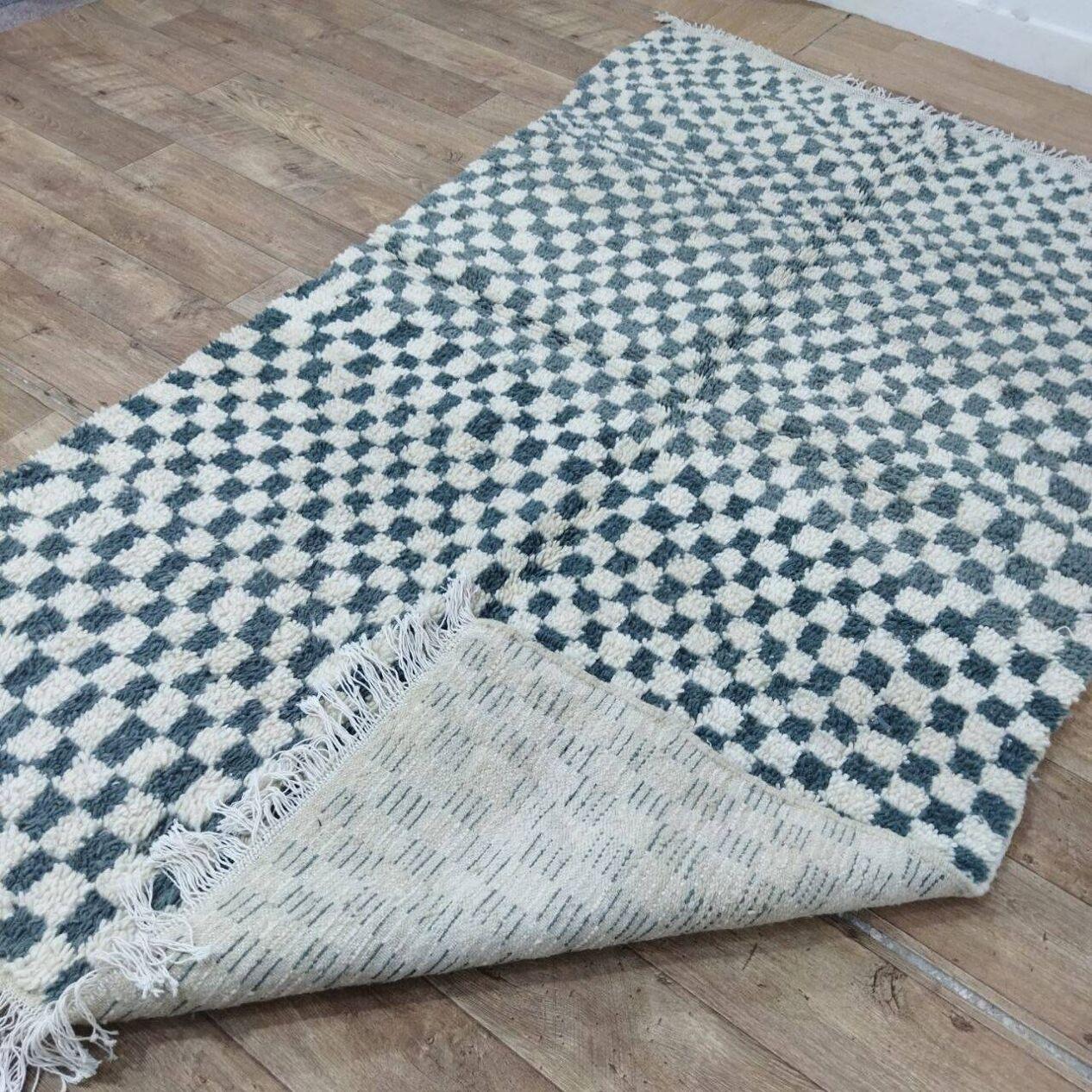 Handgefertigter marokkanischer Berberteppich 4,7' x 8,2' 1980er Jahre, 1X15 (Handgeknüpft) im Angebot