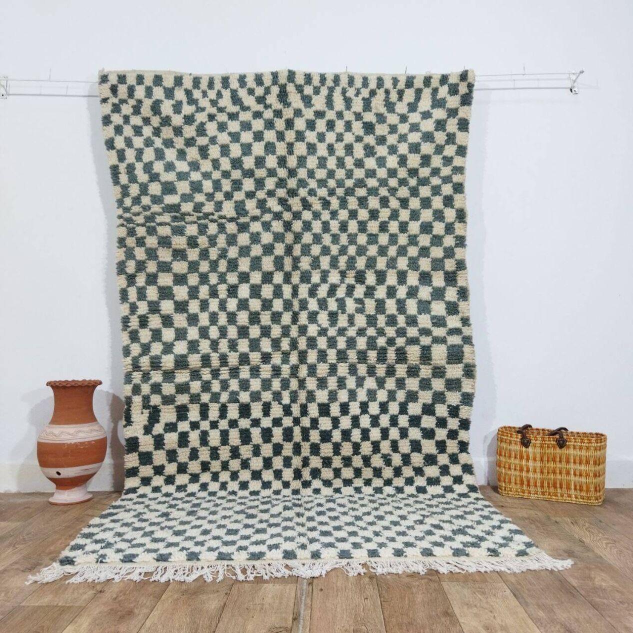 Handgefertigter marokkanischer Berberteppich 4,7' x 8,2' 1980er Jahre, 1X15 (Ende des 20. Jahrhunderts) im Angebot