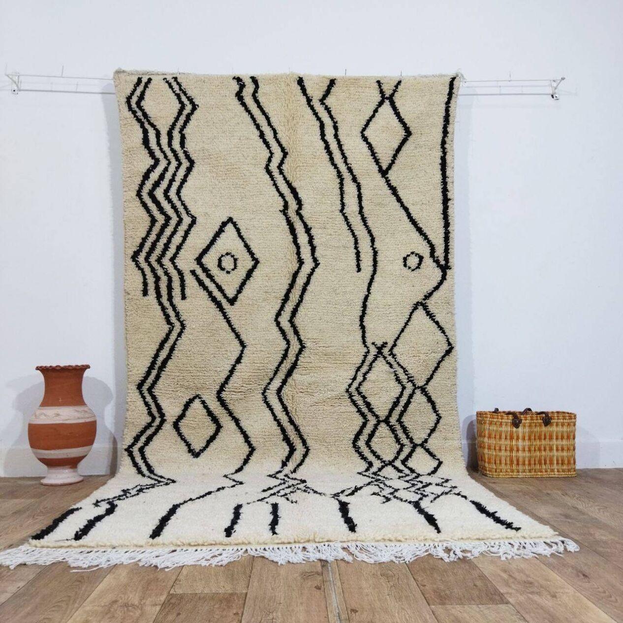 Handgefertigter marokkanischer Berberteppich 4,7' x 9', 1980er Jahre, 1X10 (Ende des 20. Jahrhunderts) im Angebot