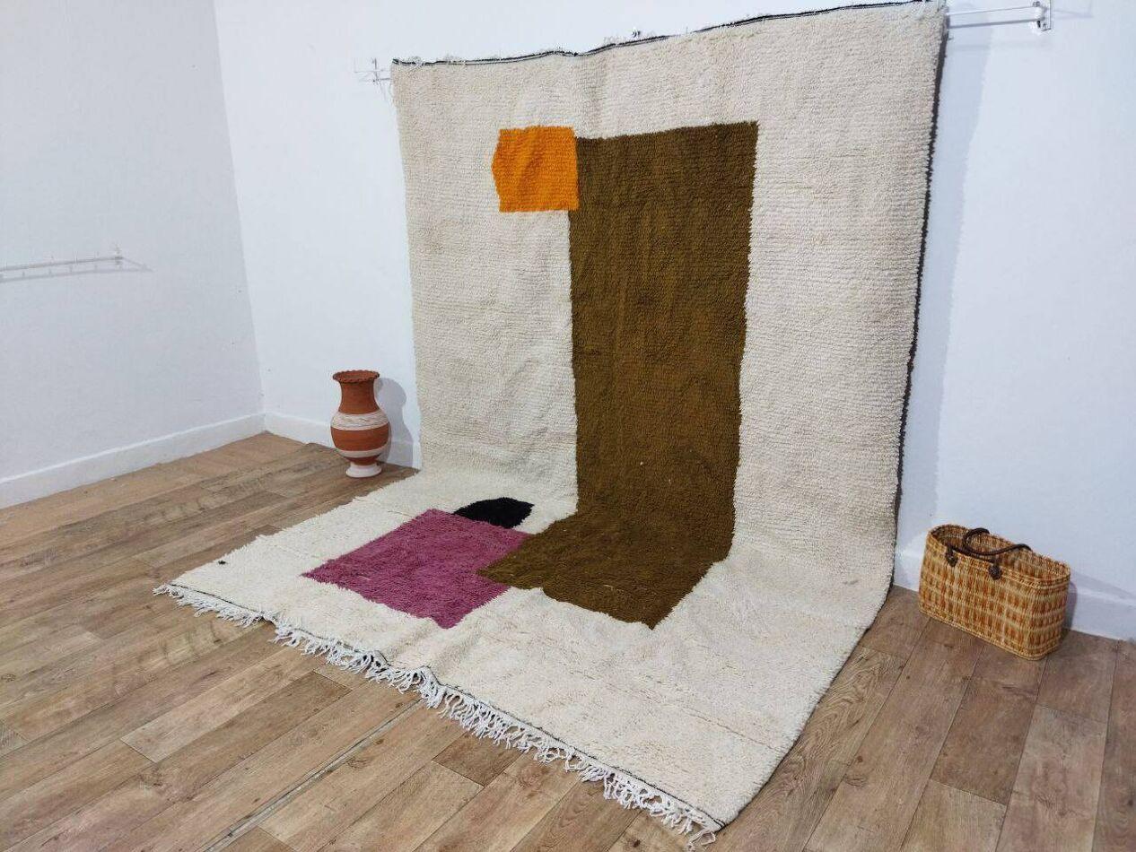 Ce tapis berbère marocain vintage des années 1980, magnifiquement préservé, est une trouvaille exceptionnelle. Il n'a jamais été utilisé et a été conservé en excellent état. Tissé à la main à partir de laine de haute qualité, il présente un design