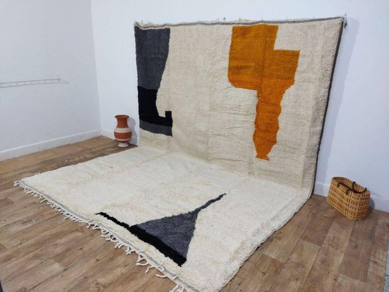 Ce superbe tapis berbère marocain vintage des années 1980 a été conservé en excellent état, jamais utilisé, et soigneusement stocké pendant des décennies. Tissé à la main à partir de laine de haute qualité, il présente un design minimaliste