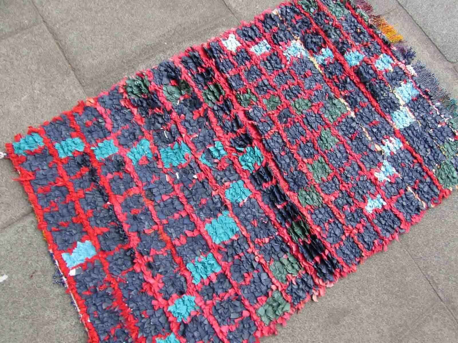 Handgefertigter marokkanischer Boucherouite-Teppich aus buntem Baumwollgewebe. Der Teppich stammt aus dem Ende des 20. Jahrhunderts und ist in gutem Originalzustand.

-Zustand: original gut, 

-Umgebung: 1970er Jahre,

-Größe: 2,9' x 4,4'