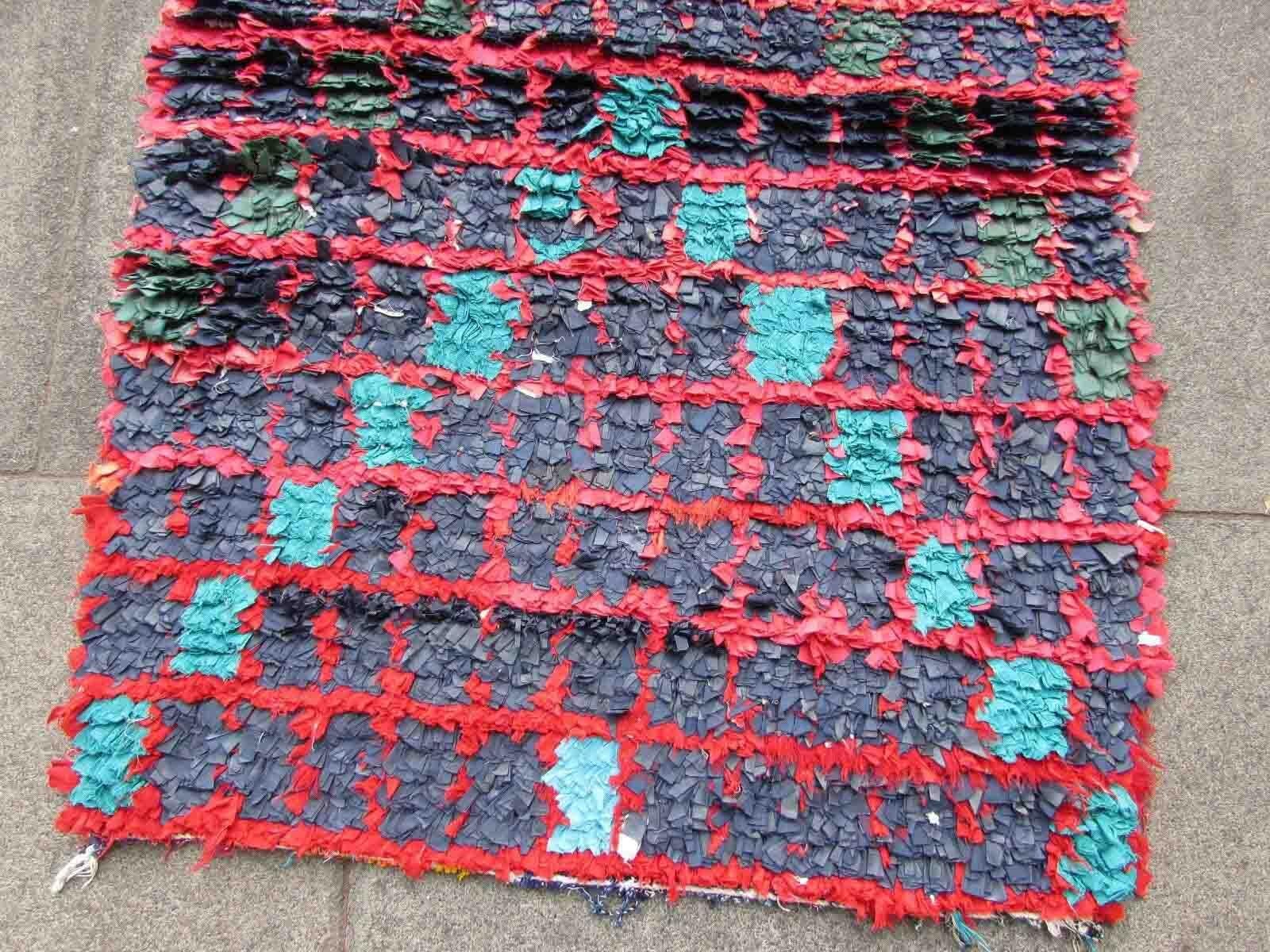 Handmade Vintage Moroccan Boucherouite Rug, 1970s, 1Q16 In Good Condition For Sale In Bordeaux, FR