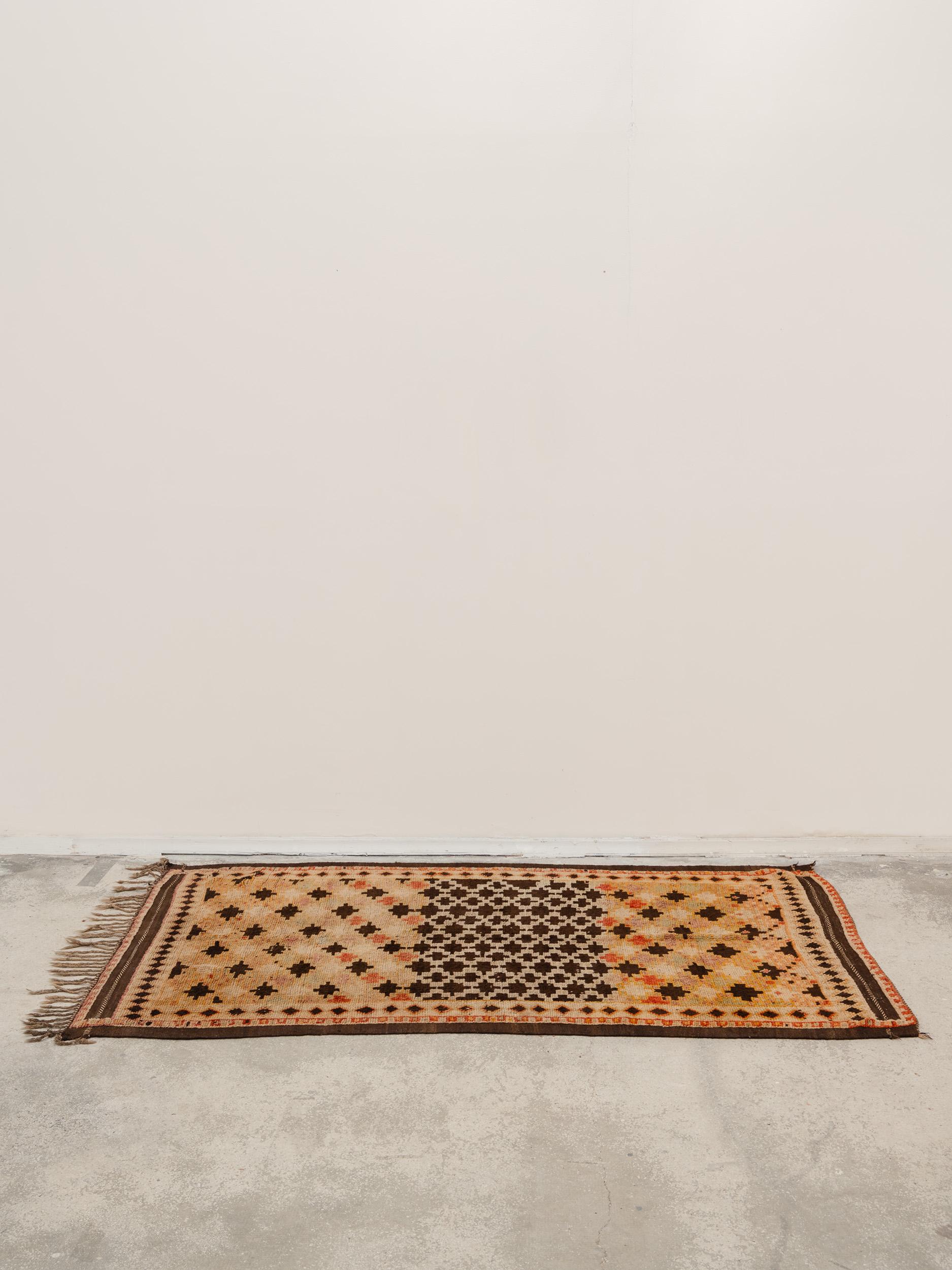 Tapis marocain vintage fait main avec des croix brunes, années 70 en vente 3