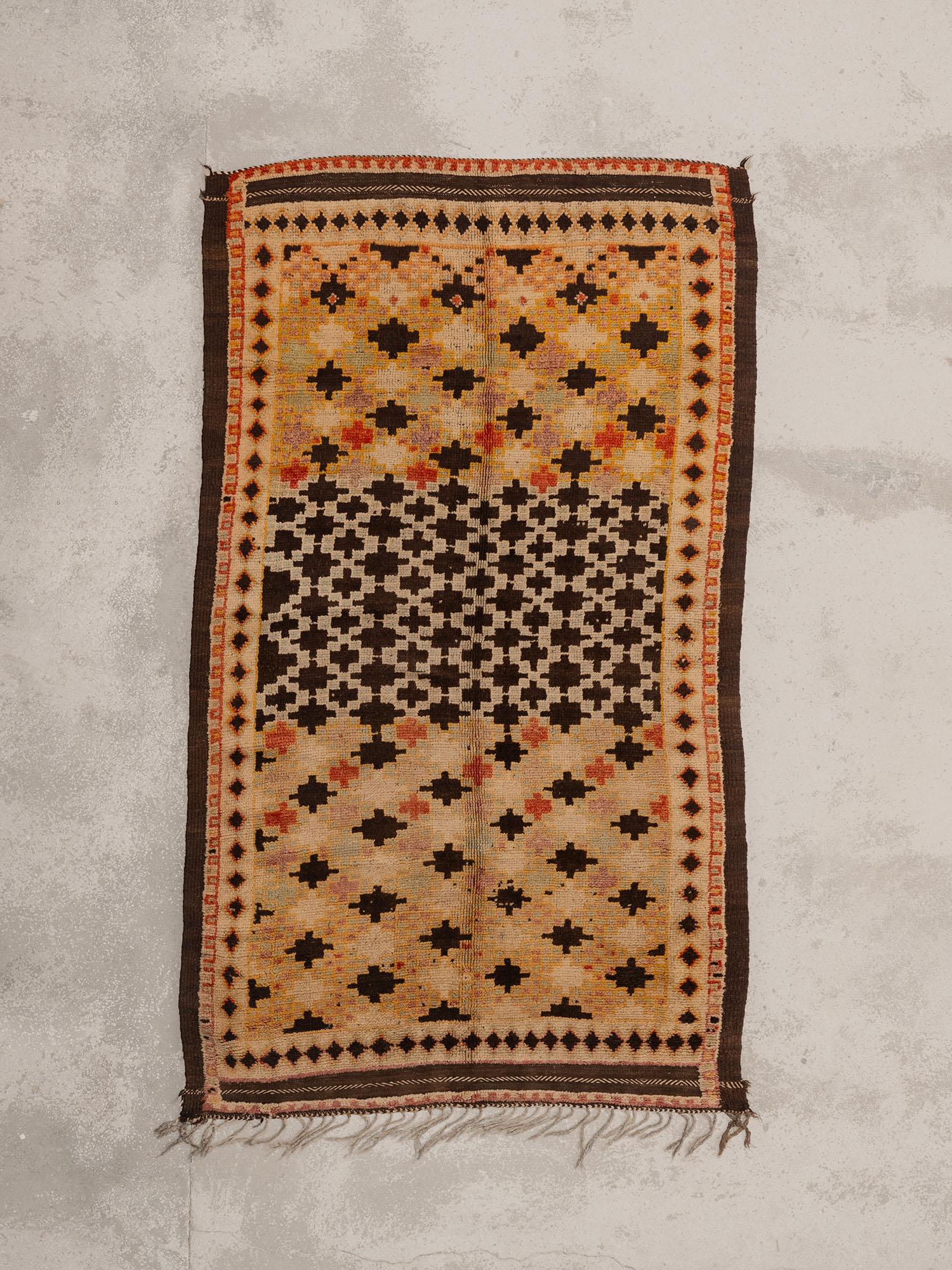 Tapis marocain vintage fait main avec des croix brunes, années 70 en vente 9