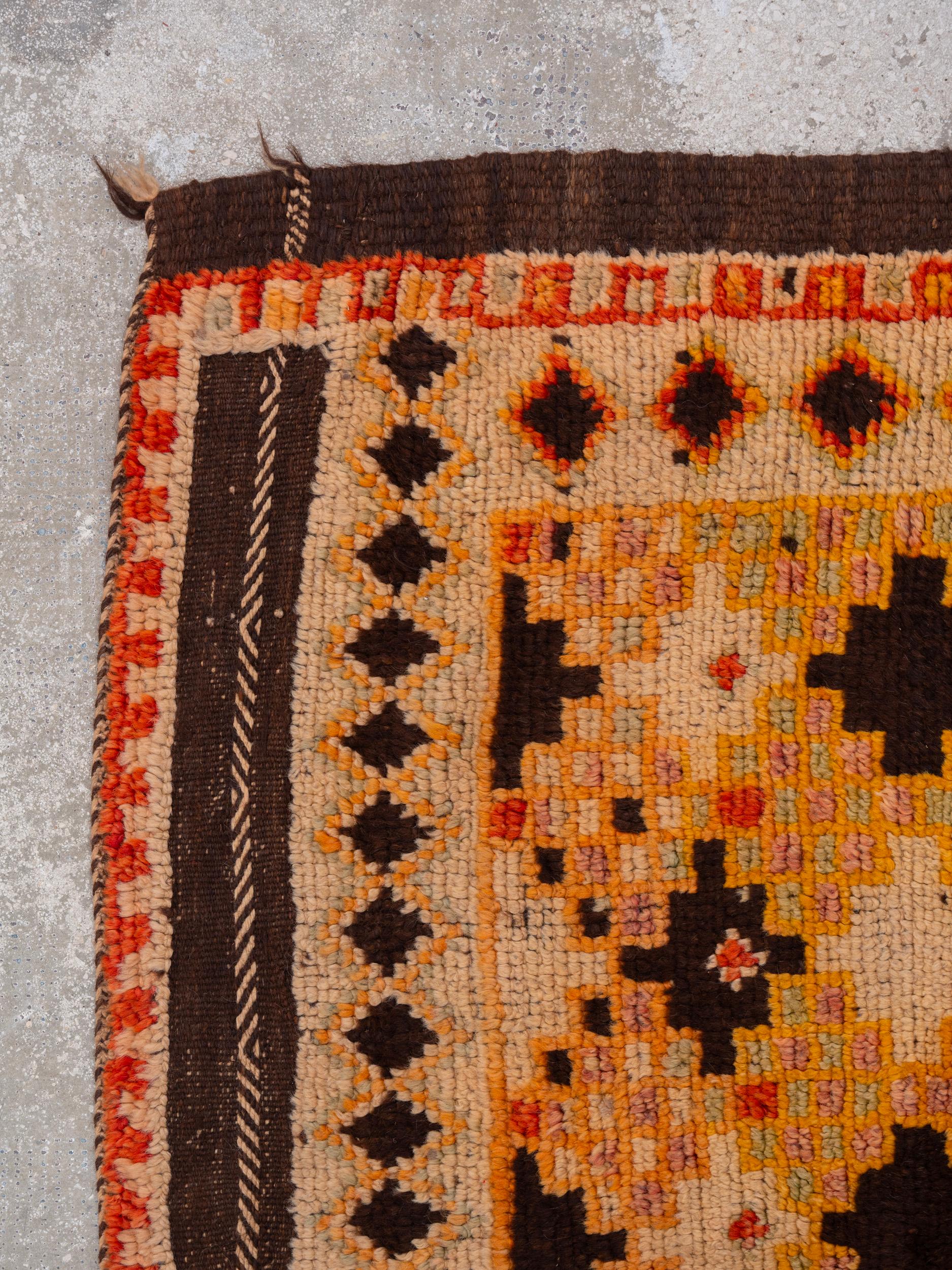 Fait main Tapis marocain vintage fait main avec des croix brunes, années 70 en vente