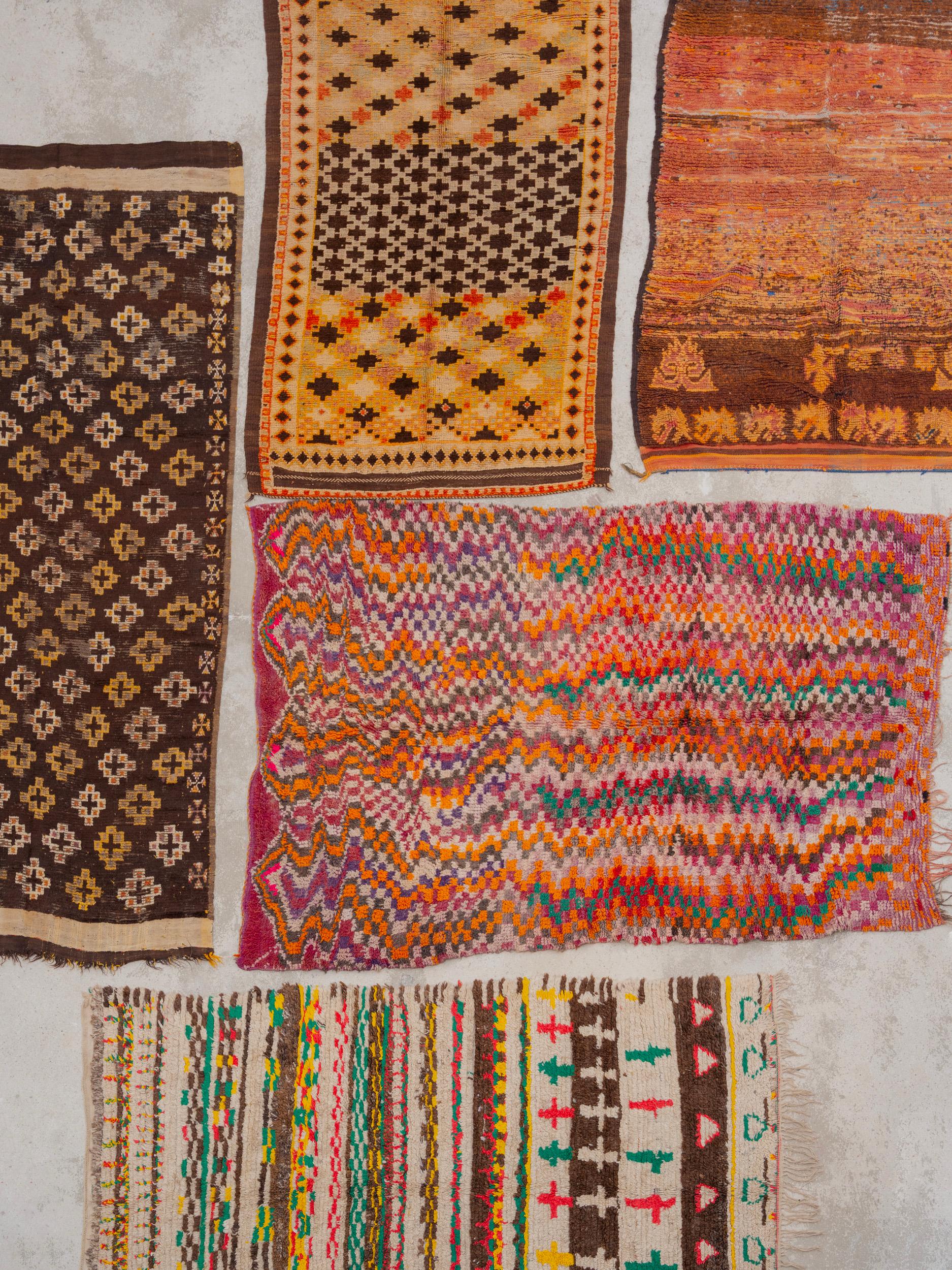 Laine Tapis marocain vintage fait main avec des croix brunes, années 70 en vente