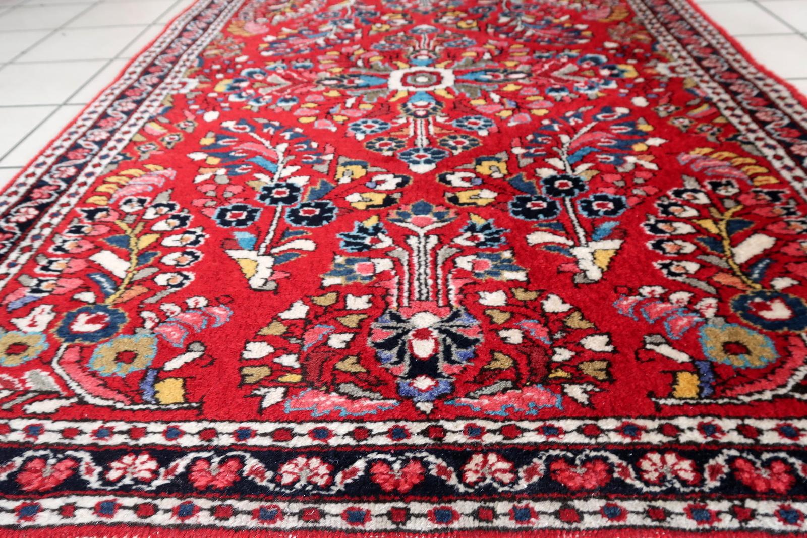 Handgefertigter orientalischer Sarouk-Teppich im Vintage-Stil 3.3' x 4,7', 1950er Jahre - 1C1096 im Angebot 5