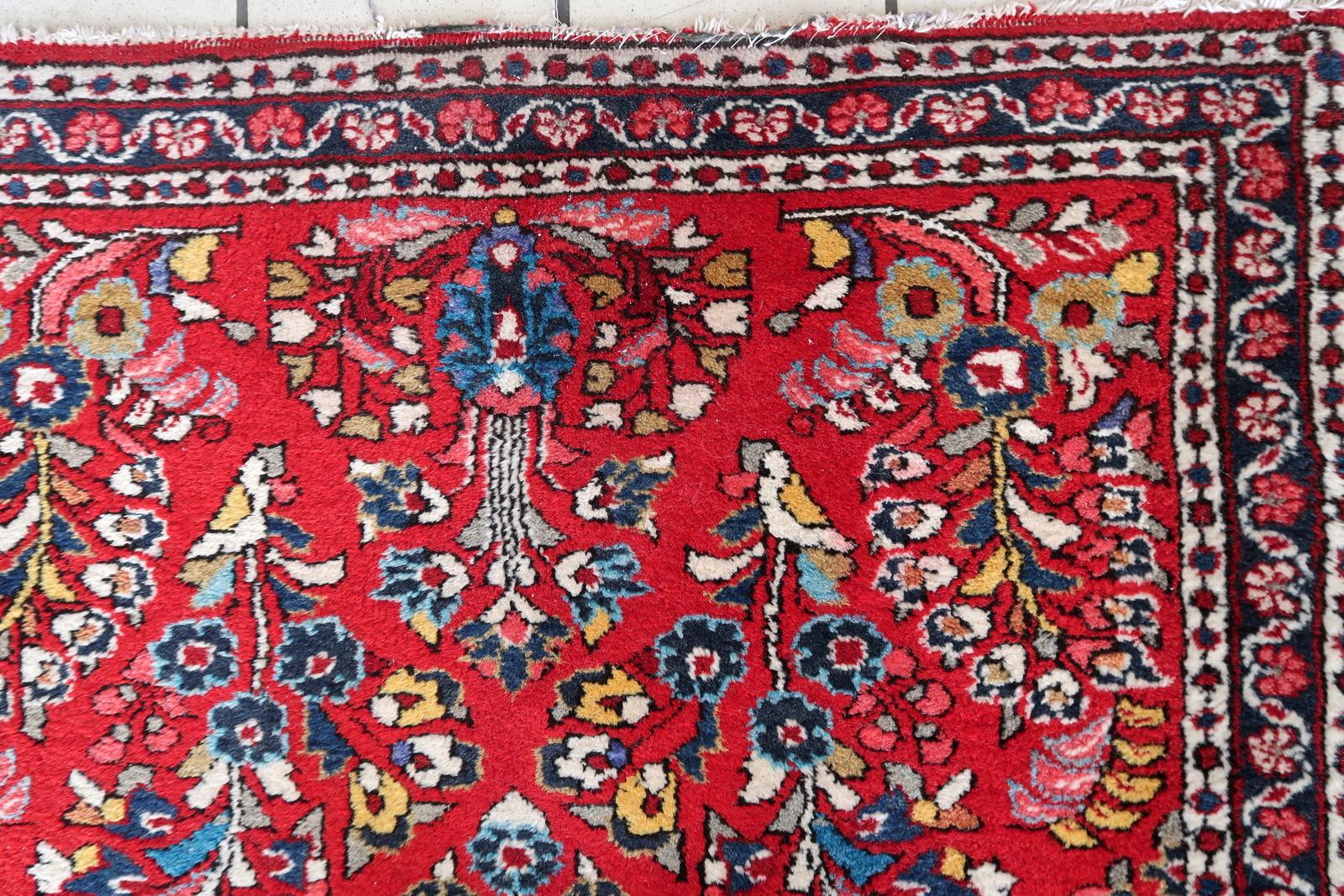 Verschönern Sie Ihren Raum mit unserem exquisiten handgefertigten orientalischen Sarouk-Teppich im Vintage-Stil. Dieser aus dem Nahen Osten stammende und in den 1950er Jahren gefertigte Teppich hat eine reiche Geschichte und eine außergewöhnliche
