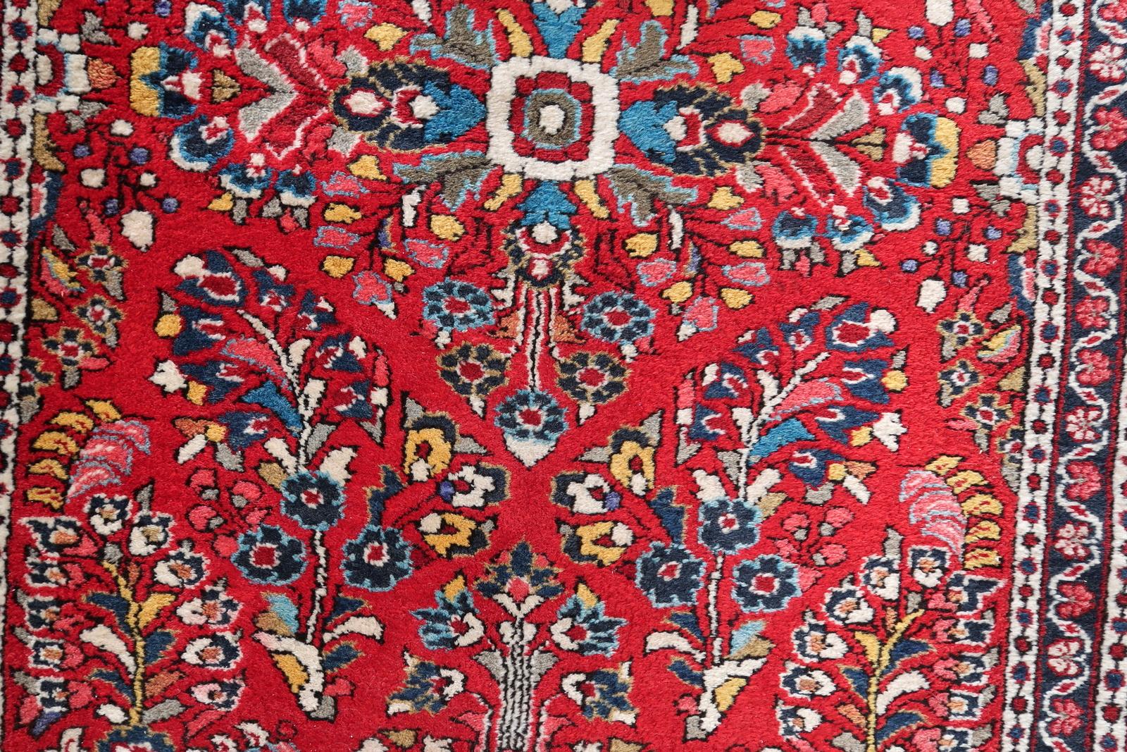 Handgefertigter orientalischer Sarouk-Teppich im Vintage-Stil 3.3' x 4,7', 1950er Jahre - 1C1096 (Mitte des 20. Jahrhunderts) im Angebot
