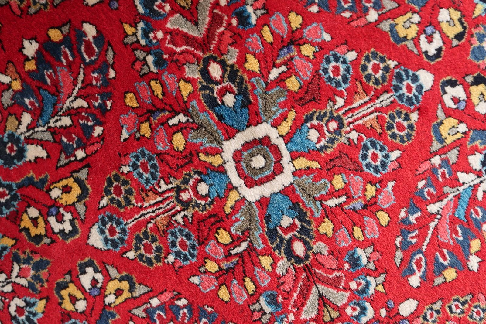 Handgefertigter orientalischer Sarouk-Teppich im Vintage-Stil 3.3' x 4,7', 1950er Jahre - 1C1096 (Wolle) im Angebot