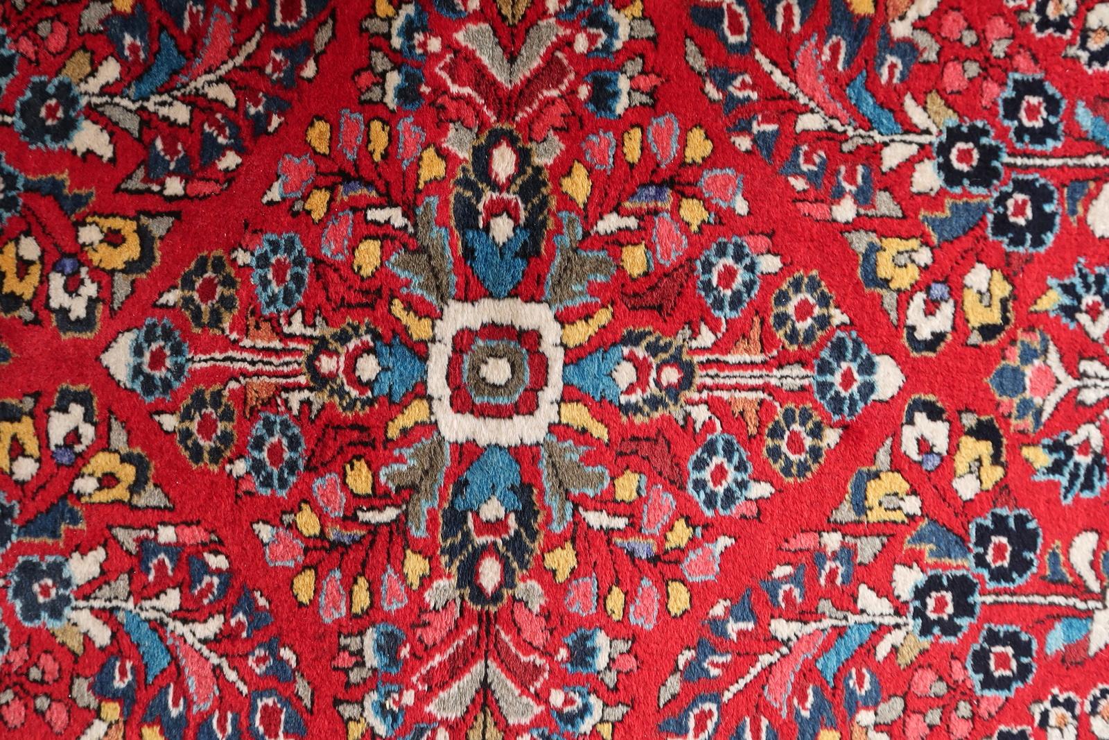 Handgefertigter orientalischer Sarouk-Teppich im Vintage-Stil 3.3' x 4,7', 1950er Jahre - 1C1096 im Angebot 1