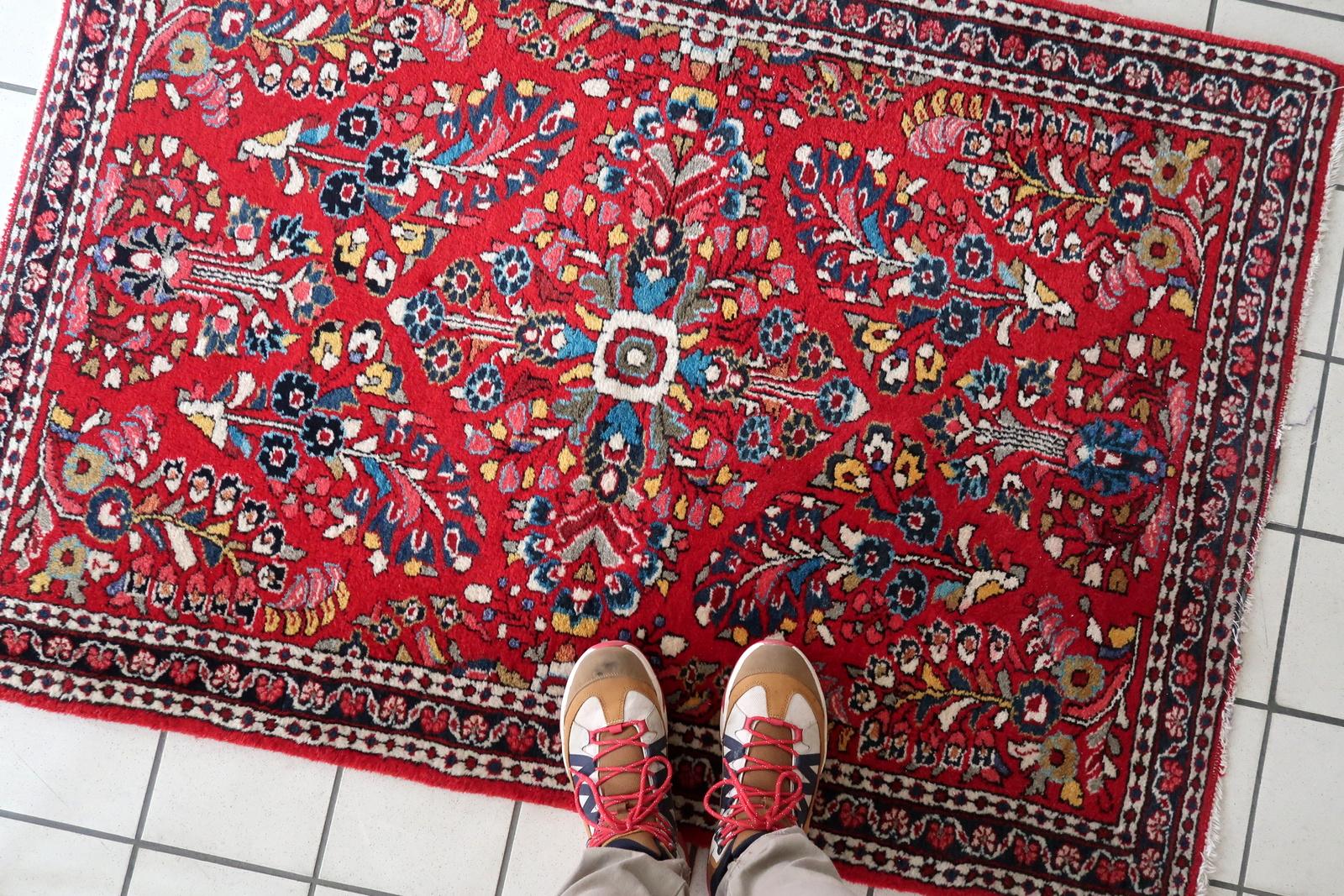 Handgefertigter orientalischer Sarouk-Teppich im Vintage-Stil 3.3' x 4,7', 1950er Jahre - 1C1096 im Angebot 3