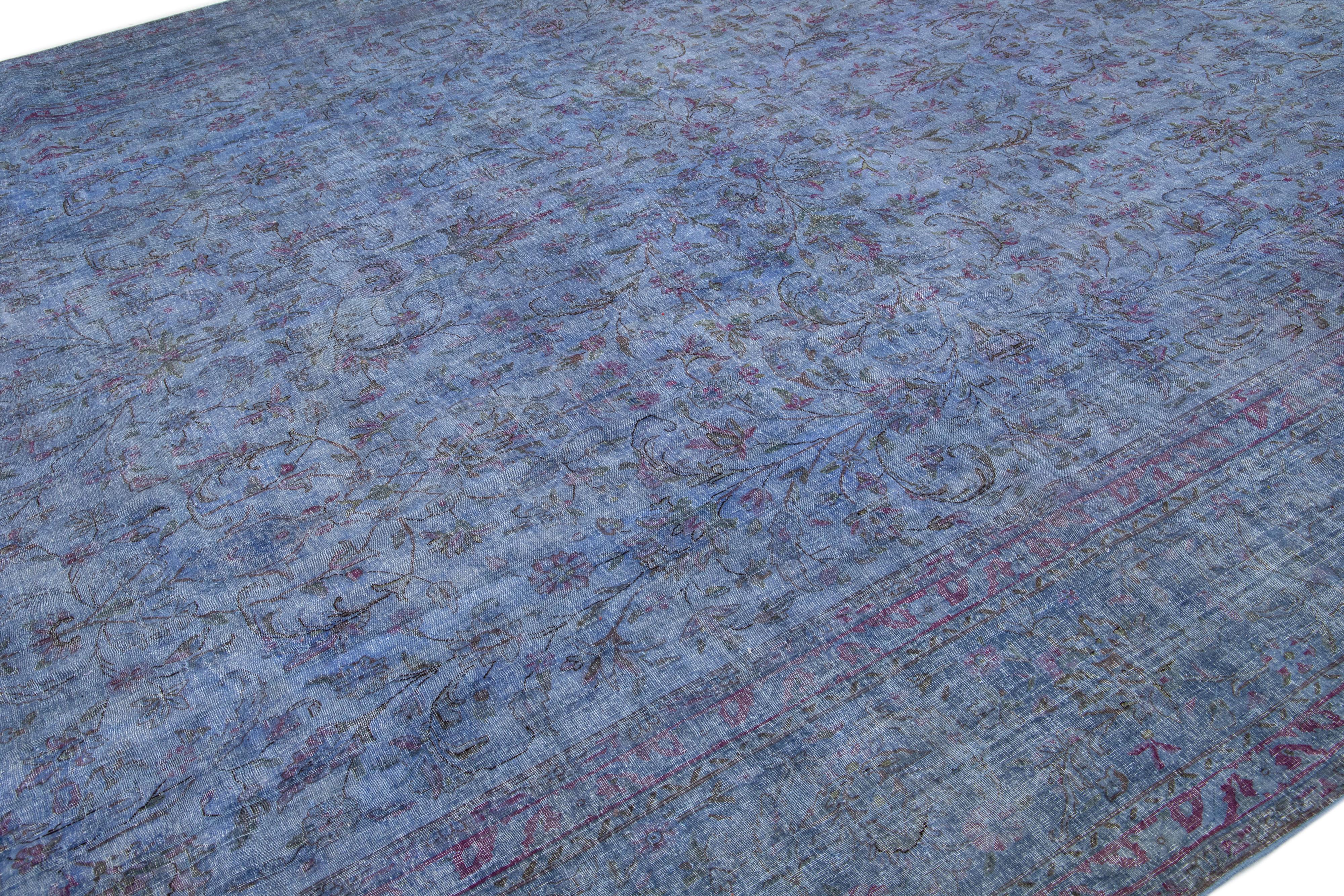 Islamique Tapis en laine bleu surteint vintage fait à la main avec motif sur toute sa surface en vente