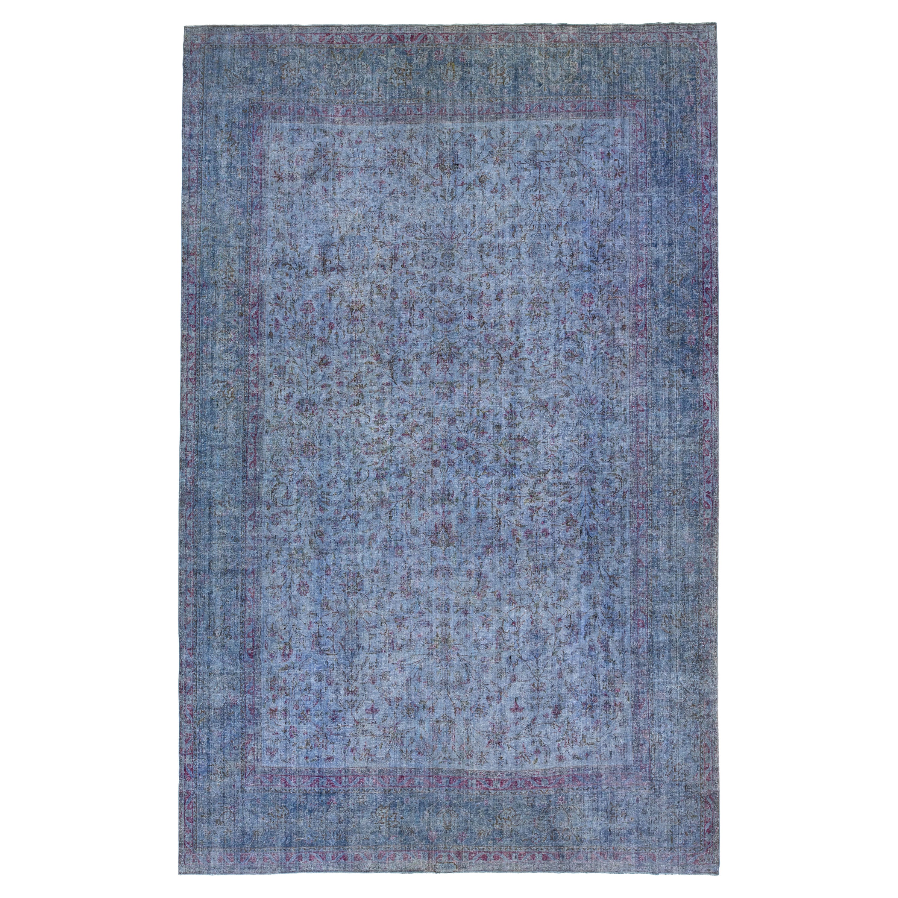 Handgefertigter überzogener Vintage-Wollteppich in Blau mit Allover-Motiv