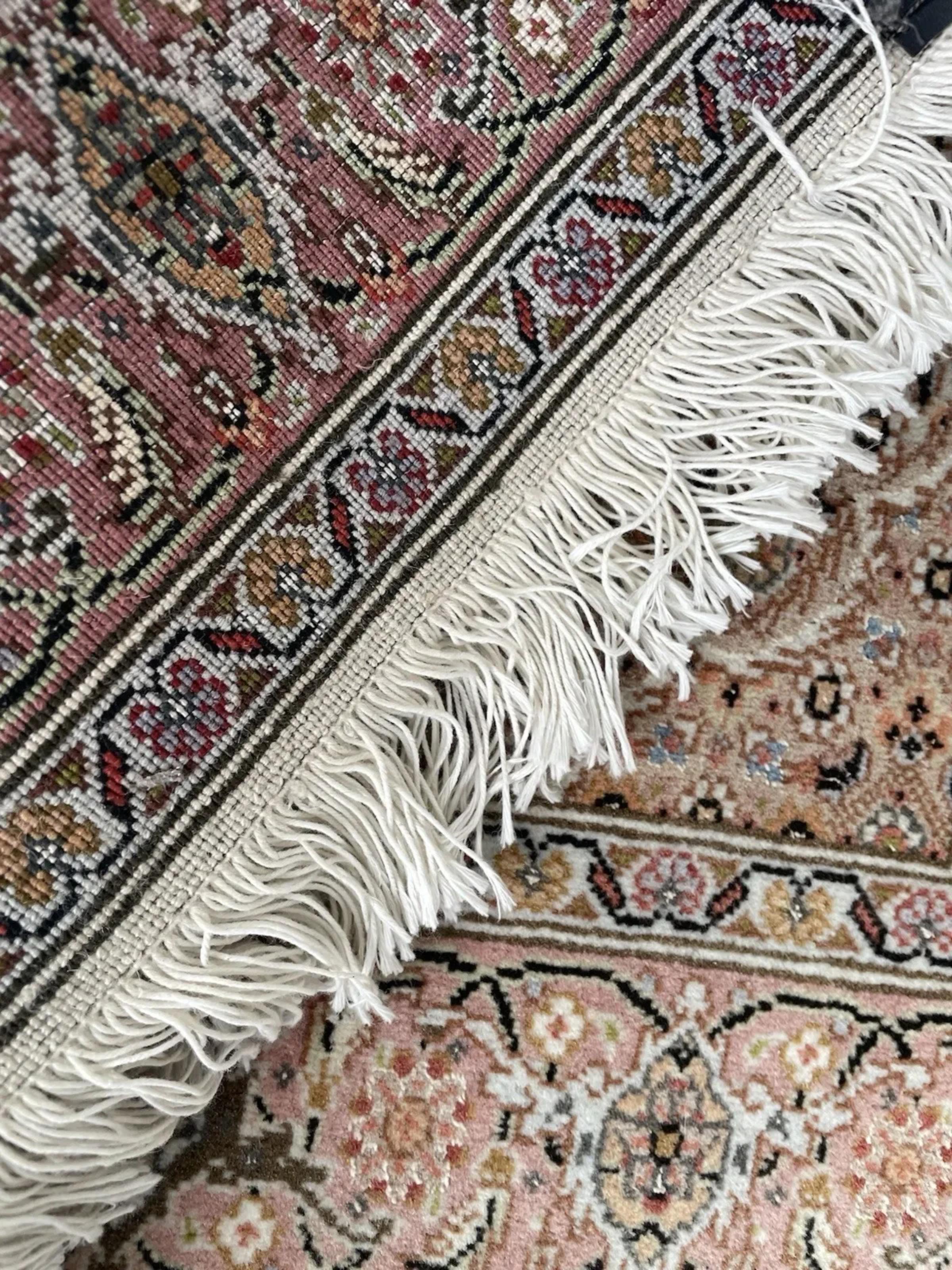 Cette paire exquise de tapis d'accent Tabriz persans vintage offre un mélange sophistiqué de matériaux luxueux et de design traditionnel complexe. Ils sont parfaitement adaptés aux chevets, aux entrées étroites ou aux flancs d'une console.

Noués à