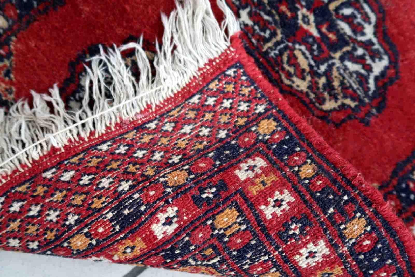 Handmade vintage Pakistani Lahore mat in traditional medallion design. The rug has been made in wool in the end of 20th century. It is in original good condition

-condition: original good,

-circa: 1970s,

-size: 1.4' x 2.8' (45cm x