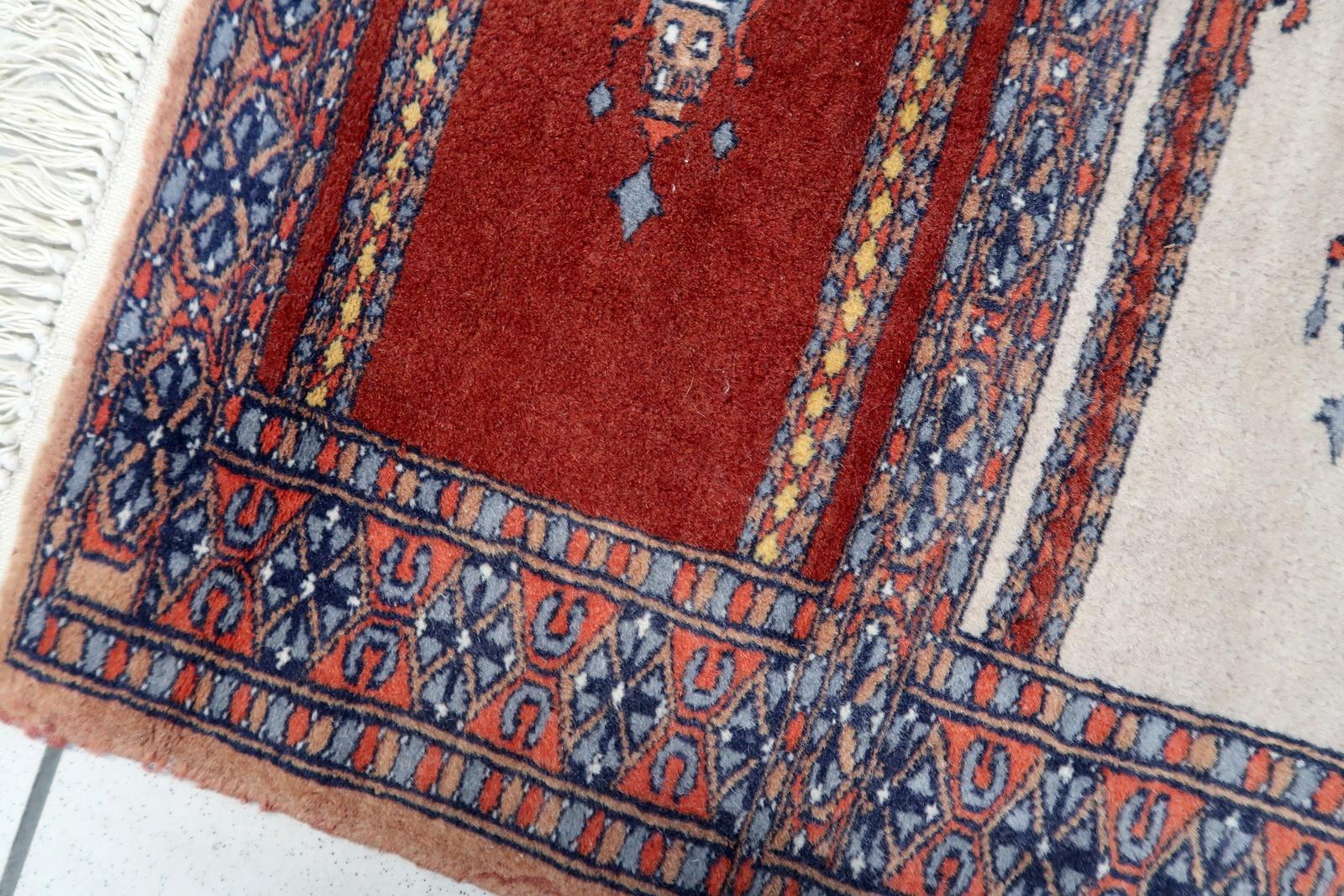 Handmade Vintage Pakistani Lahore Prayer Rug 1.9' x 1.9', 1960s - 1C1124 In Good Condition For Sale In Bordeaux, FR