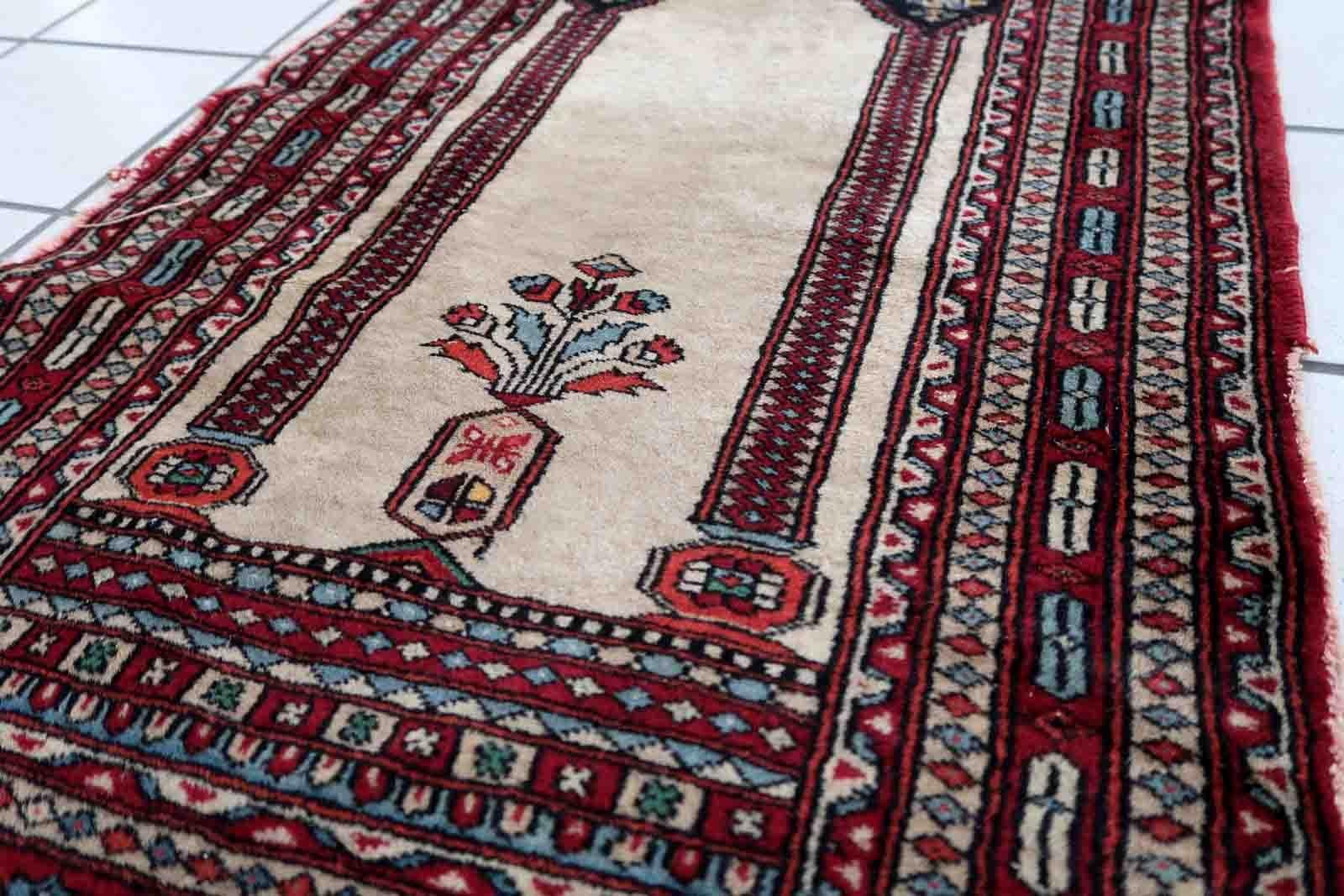 Tappeto Lahore pakistano vintage fatto a mano con disegno di preghiera. Il tappeto risale alla fine del XX secolo ed è realizzato in lana. Il tappeto è in condizioni originali, presenta alcuni danni sui lati (fisseremo le estremità).

-condizione: