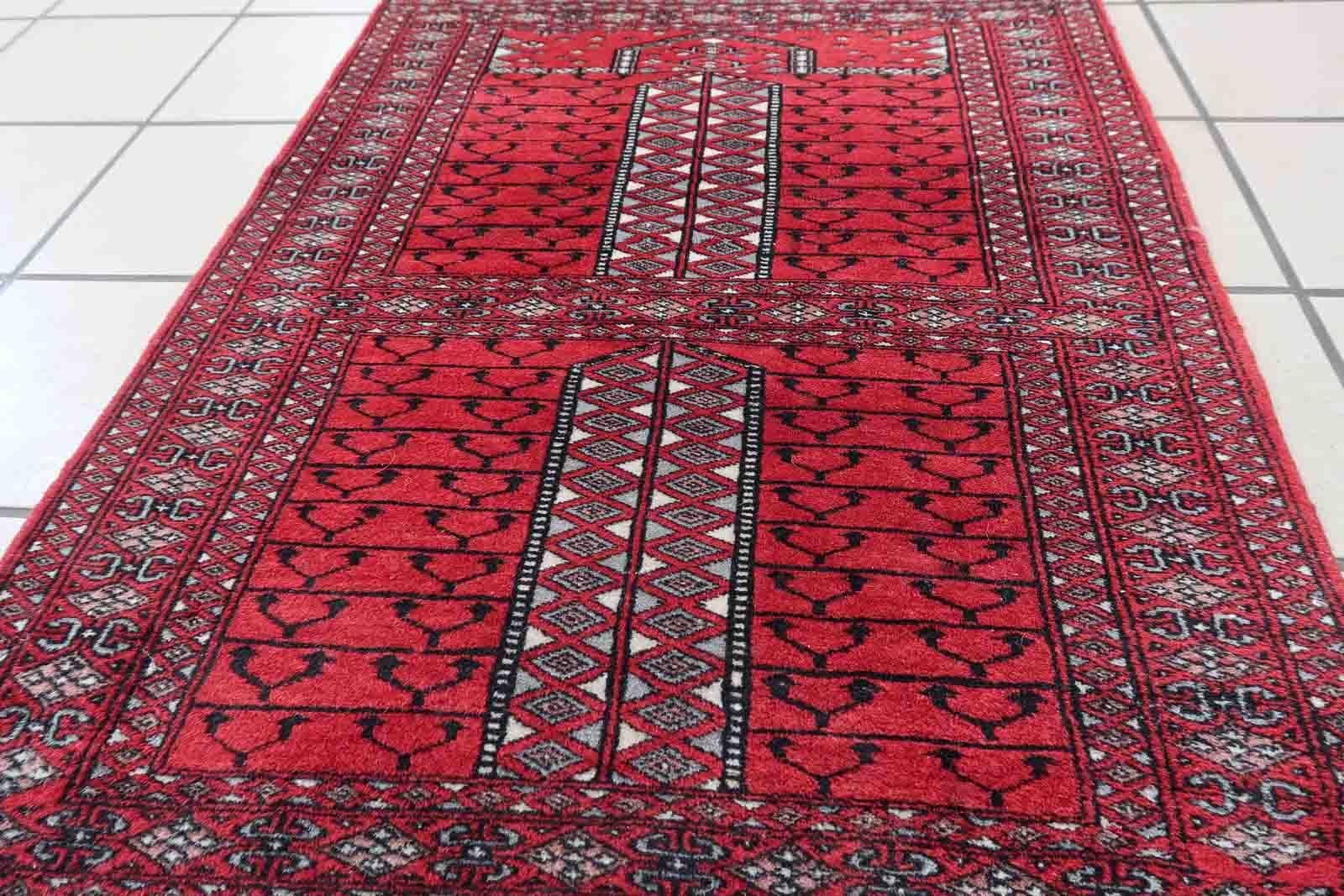 Handgefertigter roter Vintage-Gebetsteppich aus Pakistan im Lahore-Stil. Der Teppich ist in gutem Originalzustand, er stammt vom Ende des 20. Jahrhunderts.

-Zustand: original gut,

-Umgebung: 1970er Jahre,

-Größe: 2' x 2.8' (64cm x