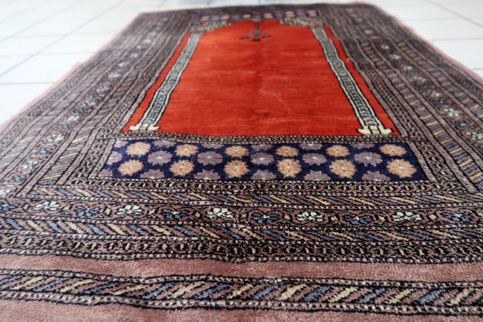 Handgefertigter Pakistanischer Lahore-Gebetteppich im Vintage-Stil 2.7' x 3,8', 1970er Jahre - 1C1114 im Angebot 6