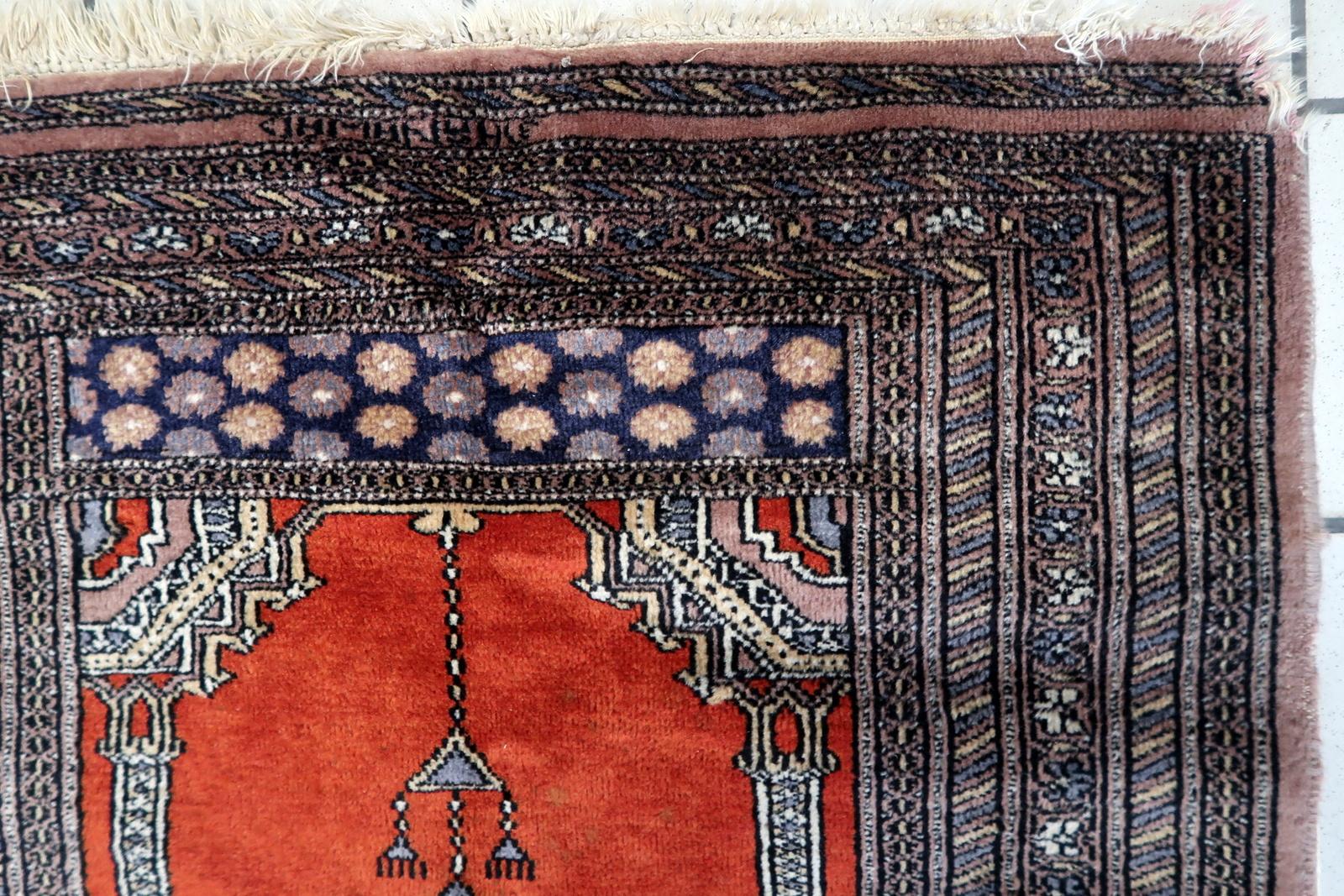 Handgefertigter pakistanischer Vintage Lahore Gebetsteppich aus den 1970er Jahren. Dieses exquisite Stück, das 2,7 mal 3,8 Fuß misst, vermittelt ein Gefühl von Ehrfurcht und Tradition.

Beschreibung des Produkts:
Design/One Patterns:
In der Mitte