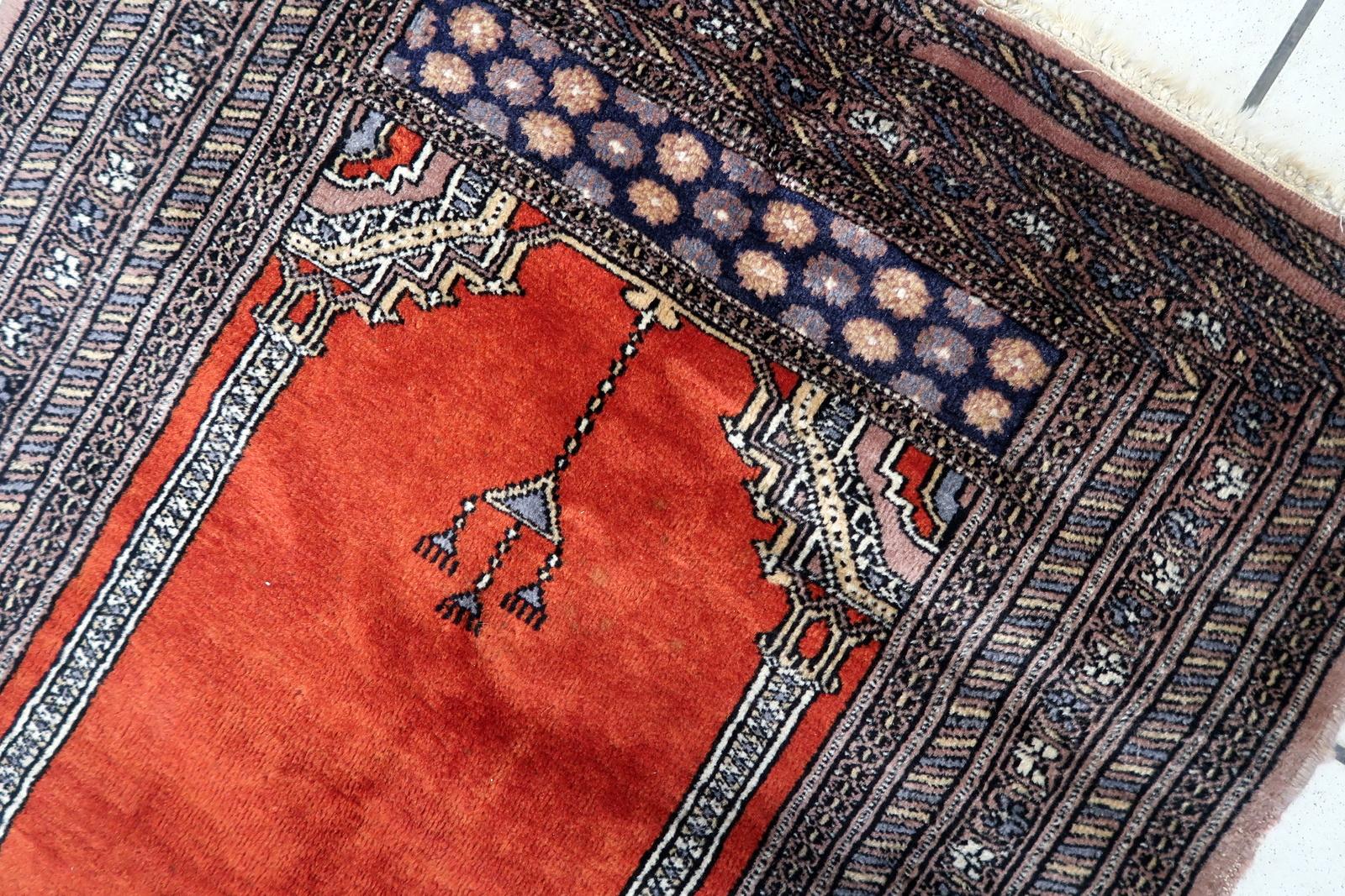Handgefertigter Pakistanischer Lahore-Gebetteppich im Vintage-Stil 2.7' x 3,8', 1970er Jahre - 1C1114 im Zustand „Gut“ im Angebot in Bordeaux, FR