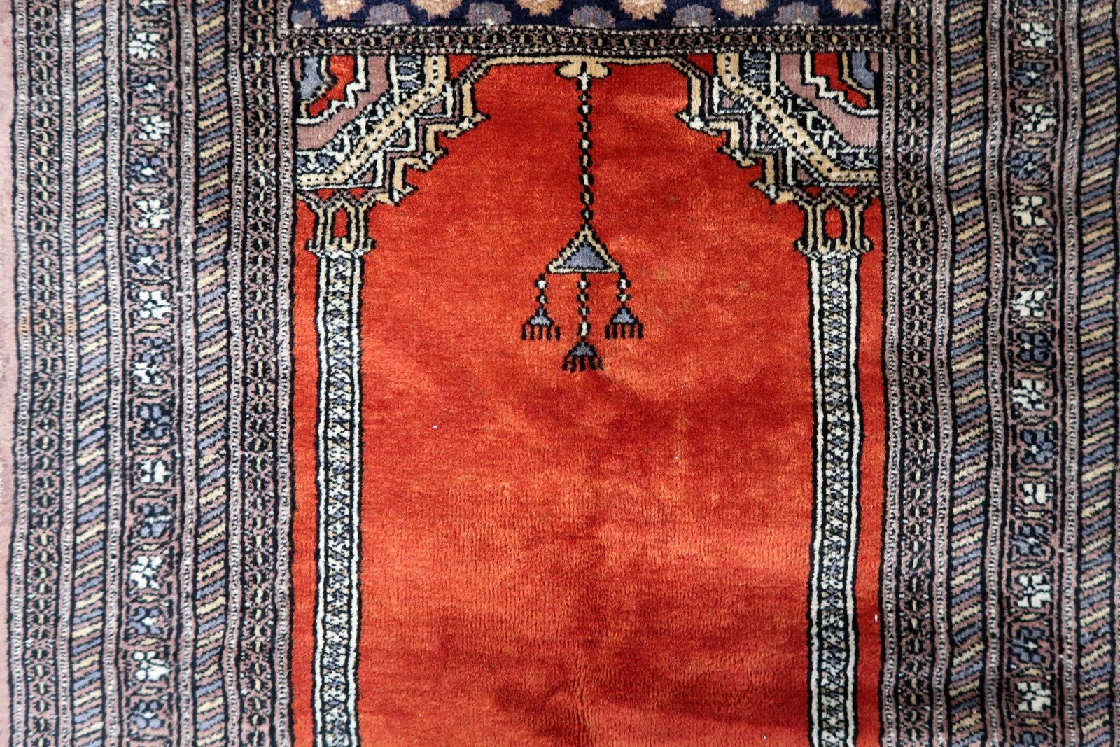 Handgefertigter Pakistanischer Lahore-Gebetteppich im Vintage-Stil 2.7' x 3,8', 1970er Jahre - 1C1114 (Ende des 20. Jahrhunderts) im Angebot