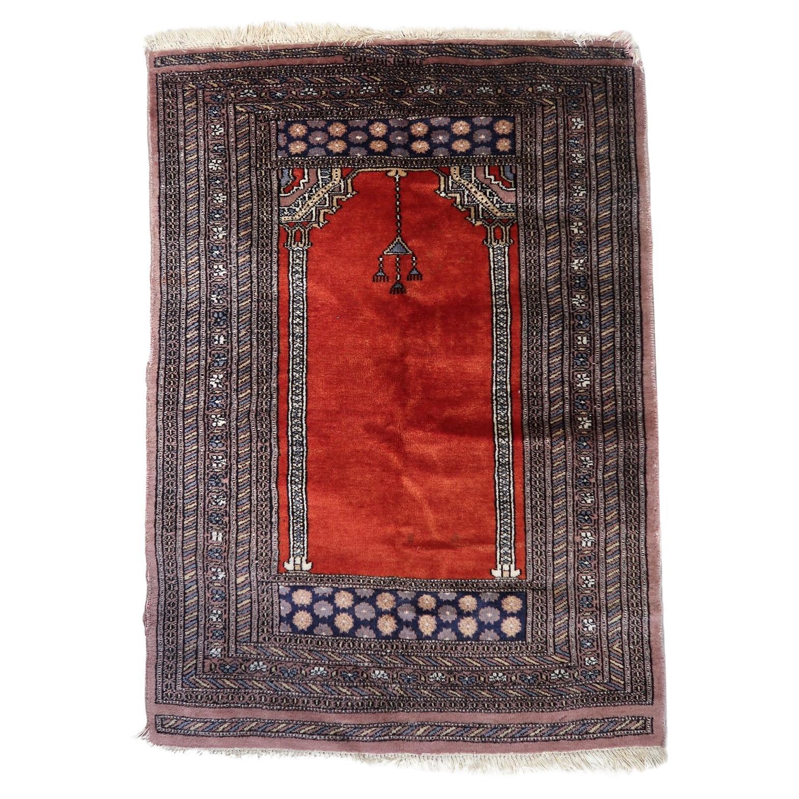 Alfombra de oración paquistaní de Lahore hecha a mano, años 70, 2,7' x 3,8' - 1C1114 en venta