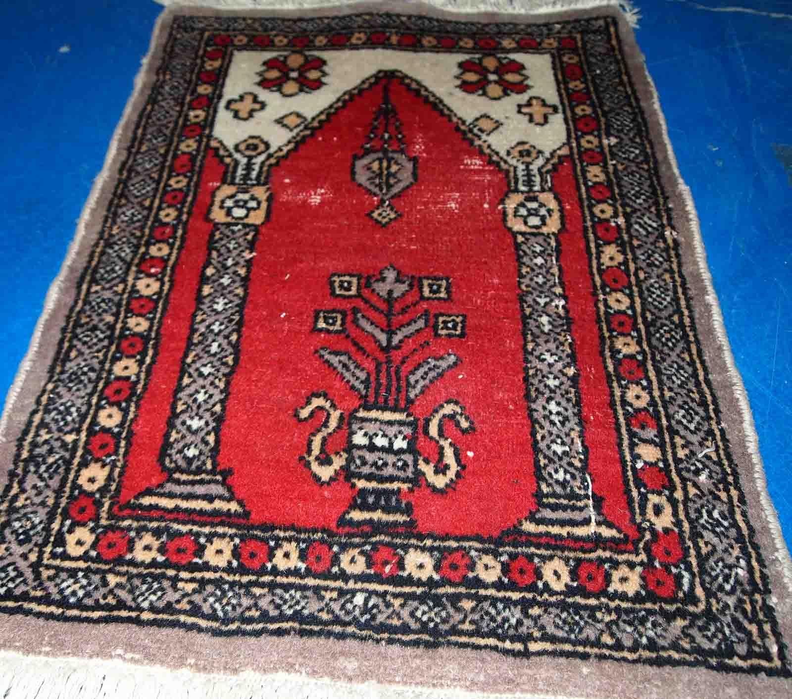 Hand-Knotted Handmade Vintage Pakistani Lahore Rug, 1950s, 1C764 For Sale