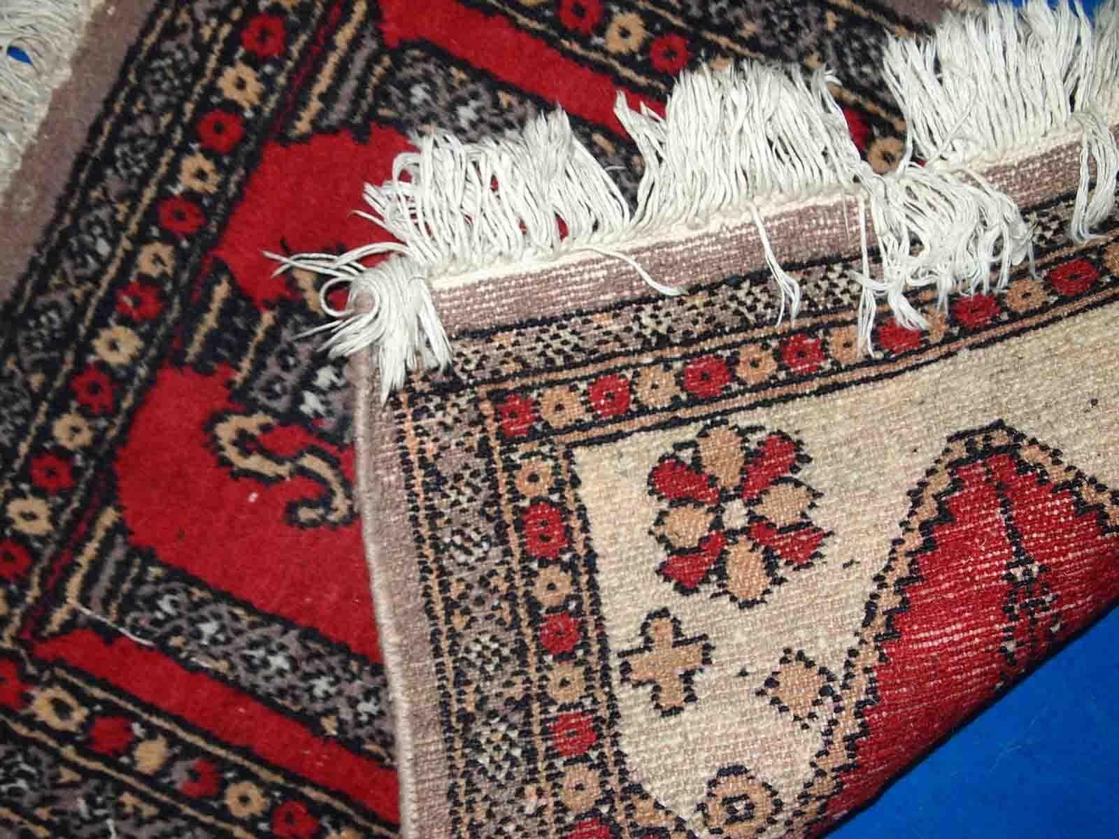 Handmade Vintage Pakistani Lahore Rug, 1950s, 1C764 In Fair Condition For Sale In Bordeaux, FR
