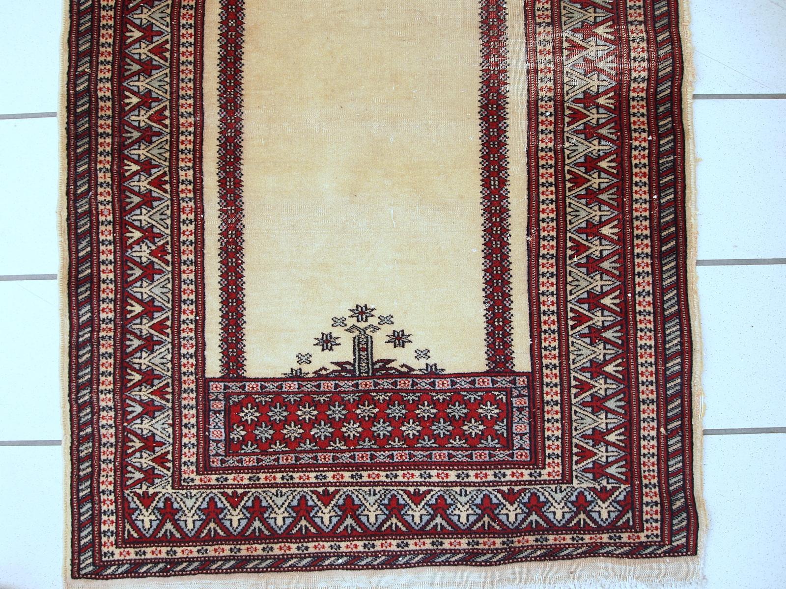 Handmade Vintage Pakistani Lahore Rug, 1960s, 1C716 In Fair Condition For Sale In Bordeaux, FR