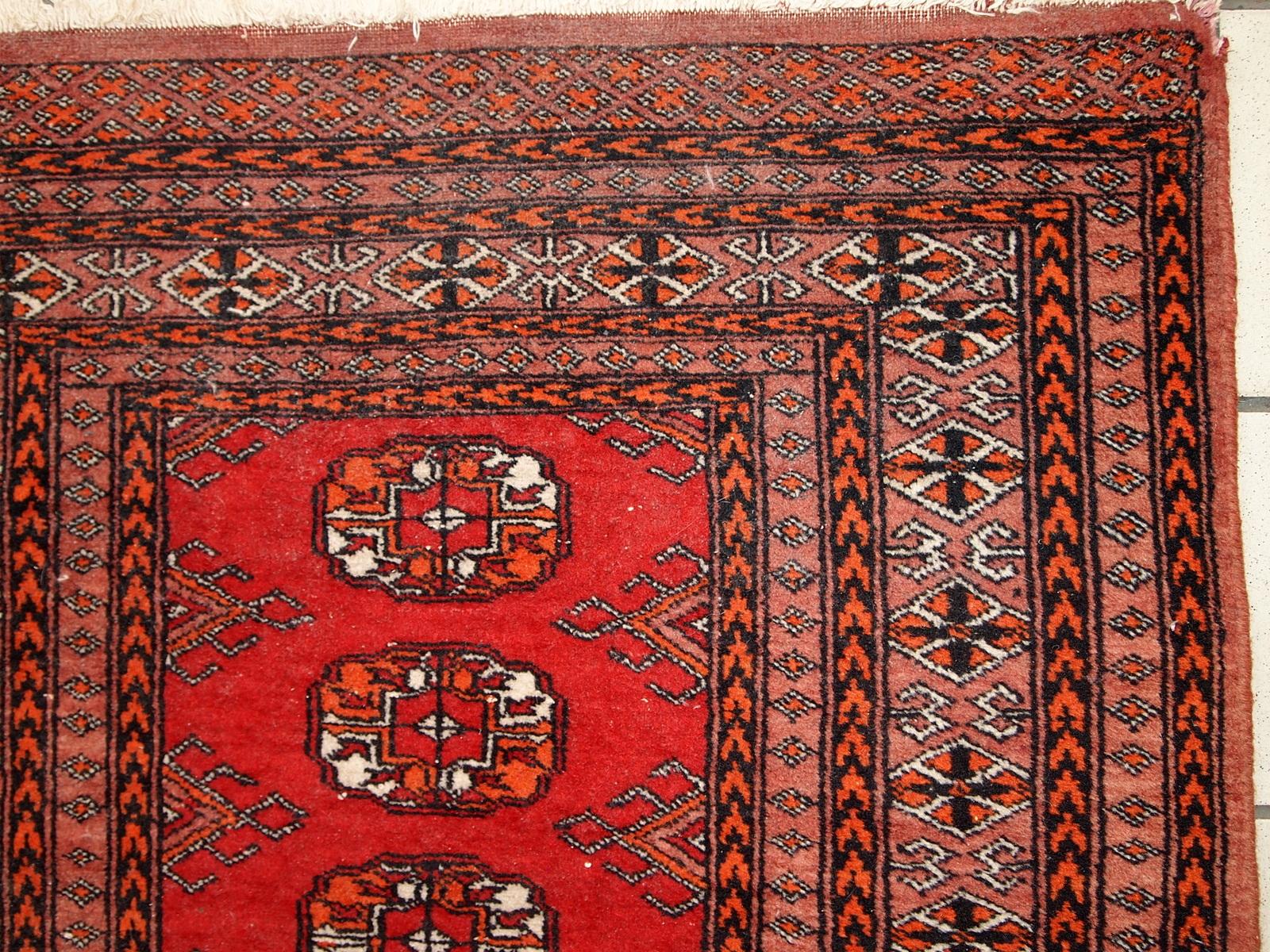 Vintage handmade Pakistani Lahore rug in original good condition. The rug has been made in wool in the middle of 20th century.

-Condition: Original good,

-circa 1960s,

-Size: 2.6' x 4.2' (80cm x 130cm),

-Material: Wool,

-Country of