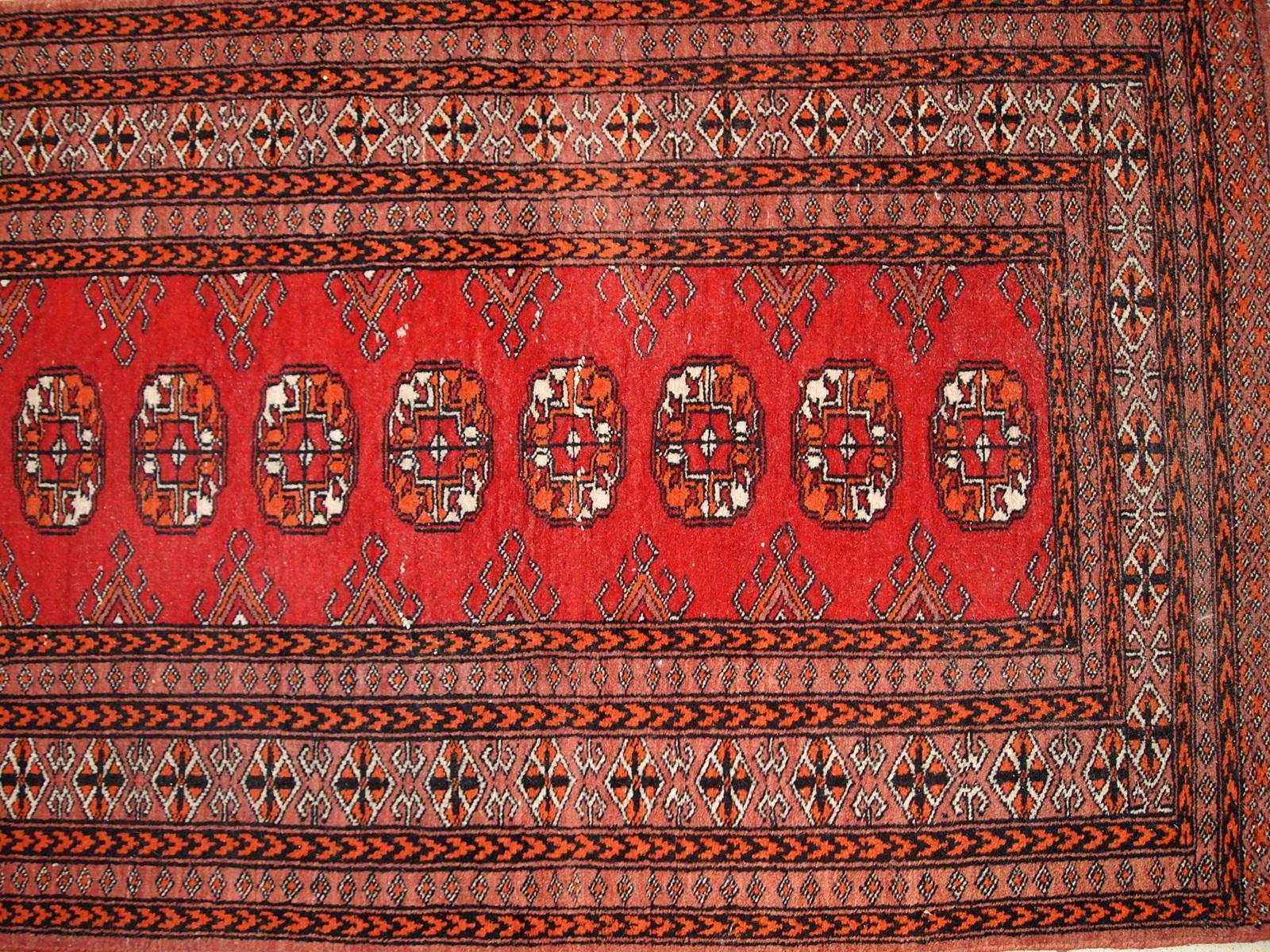 Hand-Knotted Handmade Vintage Pakistani Lahore Rug, 1960s, 1C720 For Sale