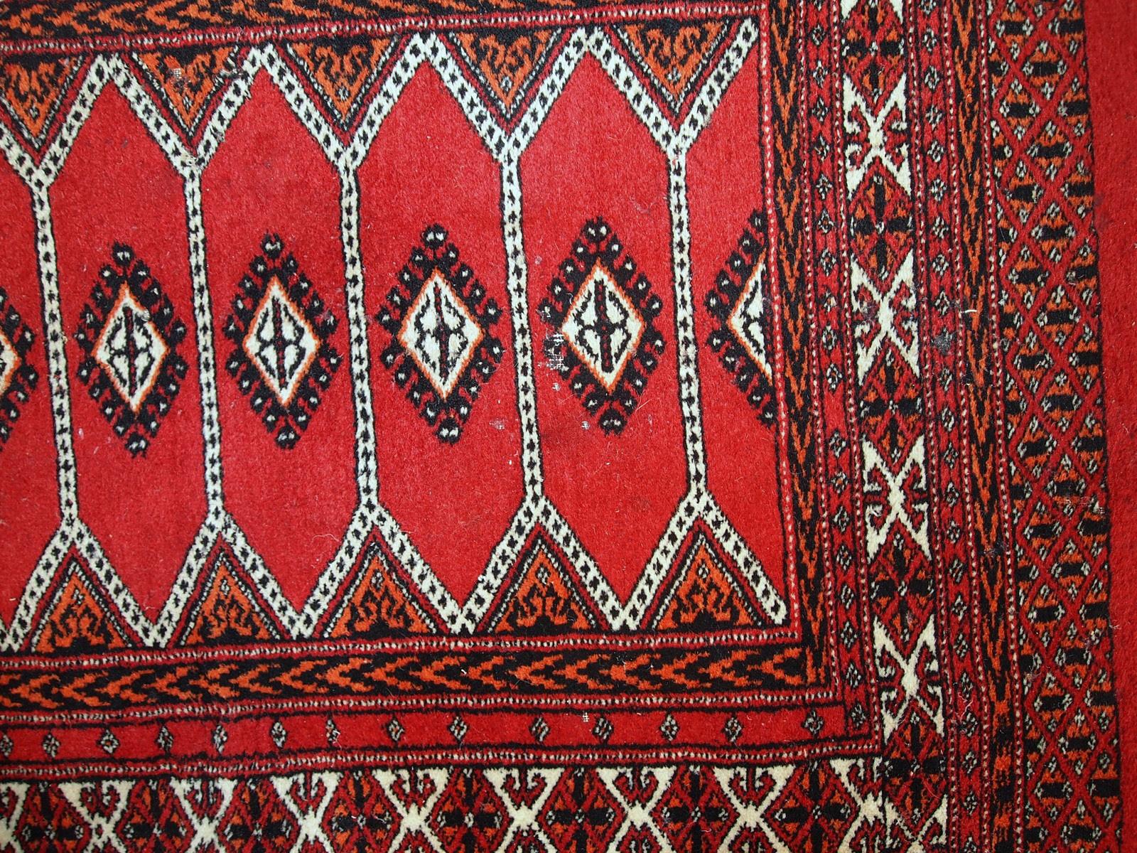 Handmade Vintage Pakistani Lahore Rug, 1960s, 1C733 In Distressed Condition For Sale In Bordeaux, FR