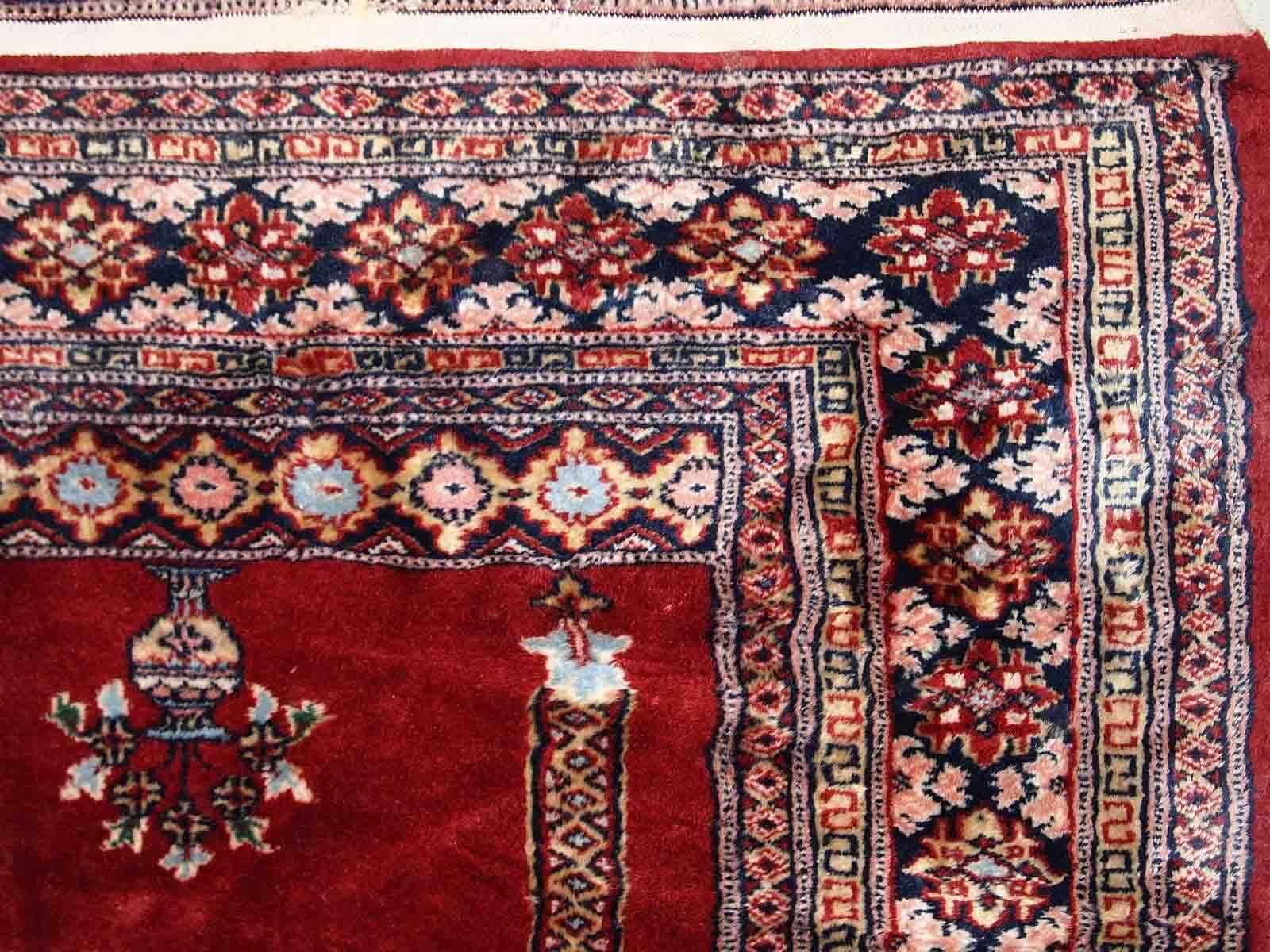 Tappeto da preghiera pakistano di Lahore, fatto a mano e vintage, in buone condizioni originali; presenta alcuni segni di età su un lato. Il tappeto risale alla metà del XX secolo e presenta colori vivaci. La lana è lucida.

-condizione: originale