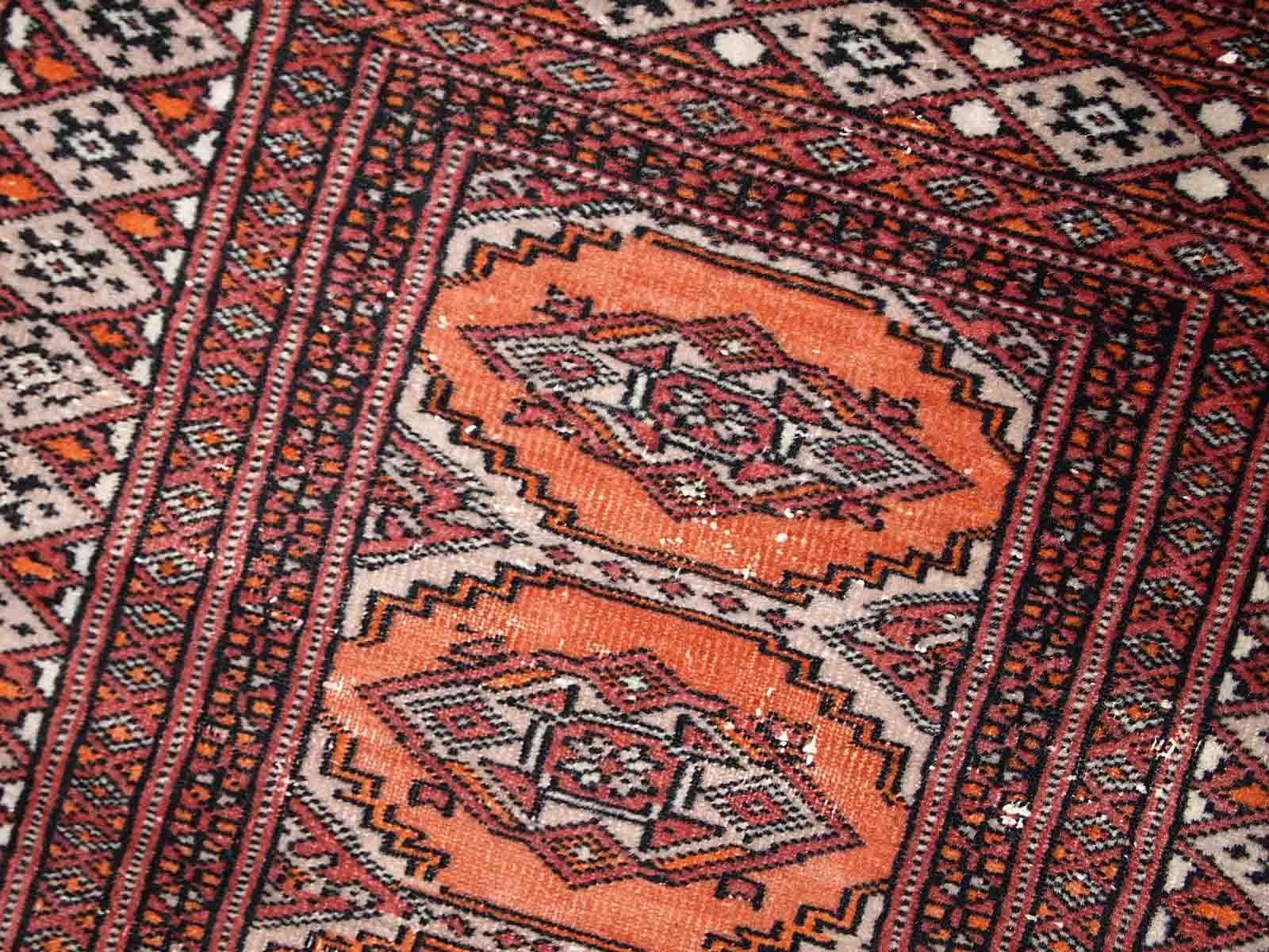 Handmade Vintage Pakistani Lahore Rug, 1960s, 1C807 In Distressed Condition For Sale In Bordeaux, FR