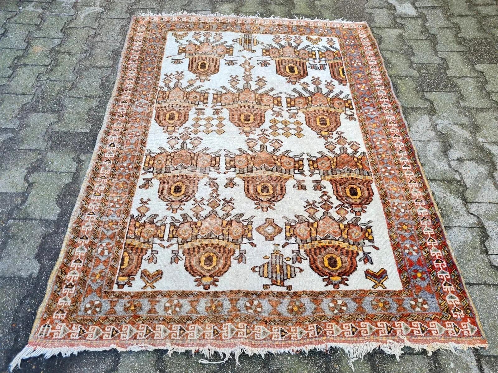 Un aperçu des traditions nomades
Ce tapis persan vintage Afshar, fait à la main et datant des années 1930, est un exemple captivant de l'art tribal authentique. Tissés par les tribus semi-nomades Afshar, principalement dans le sud-est de l'Iran, ces
