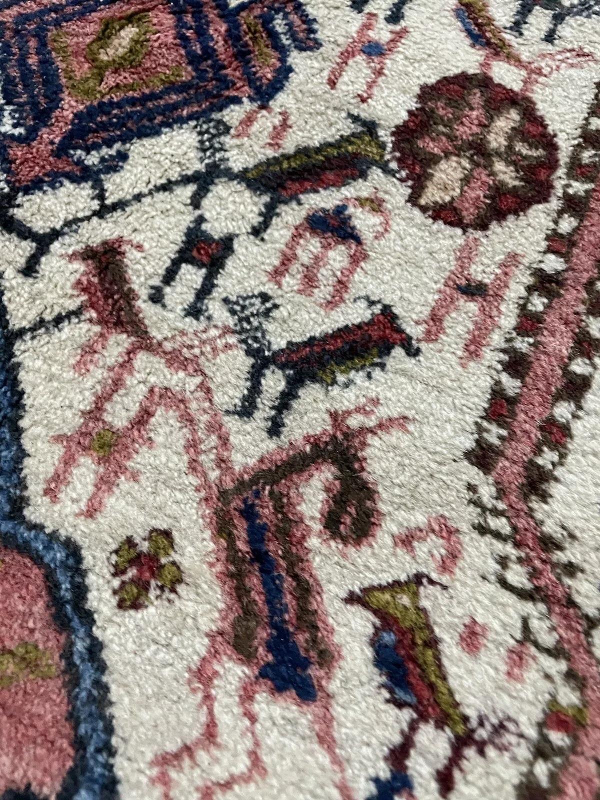 Verschönern Sie Ihr Interieur mit diesem atemberaubenden, handgefertigten persischen Afshar-Teppich aus den 1970er Jahren. Mit einer Größe von 154 x 207 cm (5,05 x 6,79 ft) zeigt dieser exquisite Wollteppich komplizierte Muster in satten Farben von