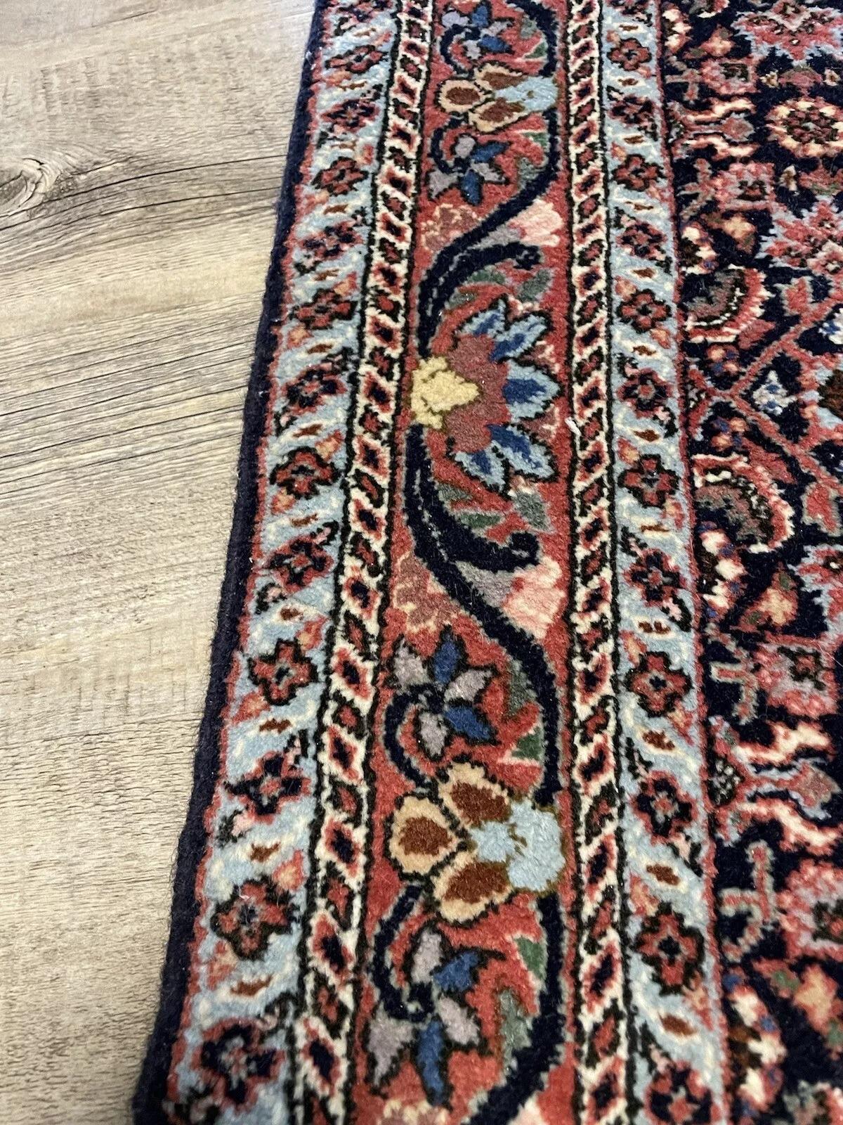 Entra nel mondo dell'arte persiana senza tempo con questo squisito tappeto vintage Bidjar. Tessuto a mano in lana pregiata, questo tappeto misura 79 cm x 192 cm (2,6 ft x 6,3 ft) ed è in buone condizioni, con intricati motivi floreali e bordi