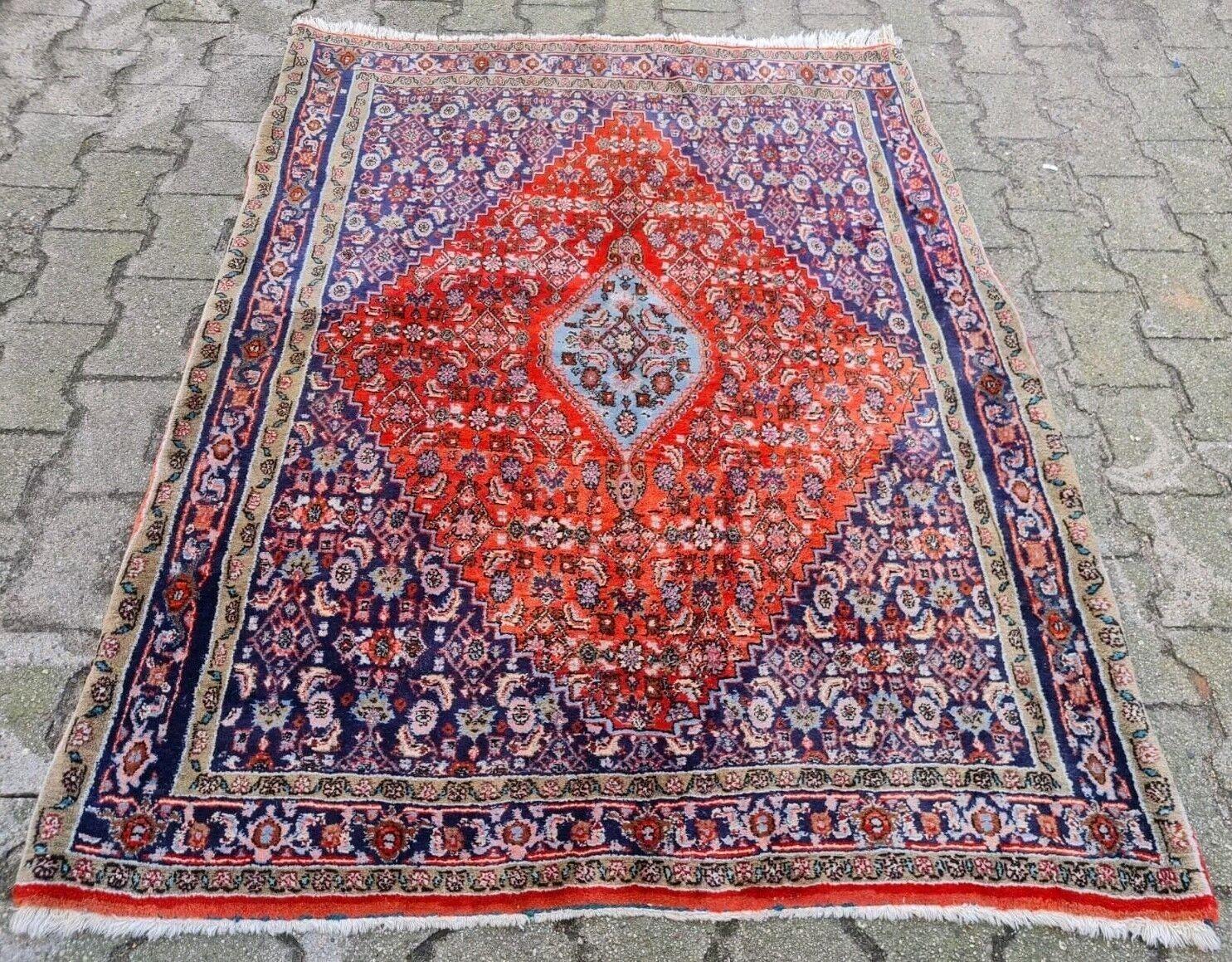 Testamento de la maestría en el tejido persa
Esta alfombra persa bidjar vintage hecha a mano, de la década de 1960, es un ejemplo excepcional de la venerada tradición tejedora de la región bidjar de Persia. A menudo llamadas 