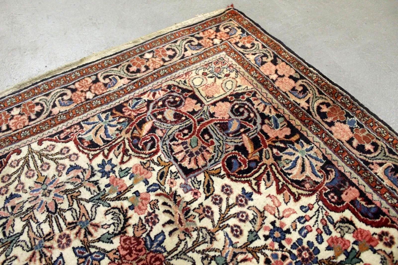 Ein prächtiger antiker persischer Sarouk-Teppich, handgeknüpft aus feiner Wolle, der ein klassisches Kashan-Muster mit komplizierten Blumenmotiven und reichen, harmonischen Farbtönen zeigt. Dieses außergewöhnliche Stück aus der Zeit um 1900 spiegelt