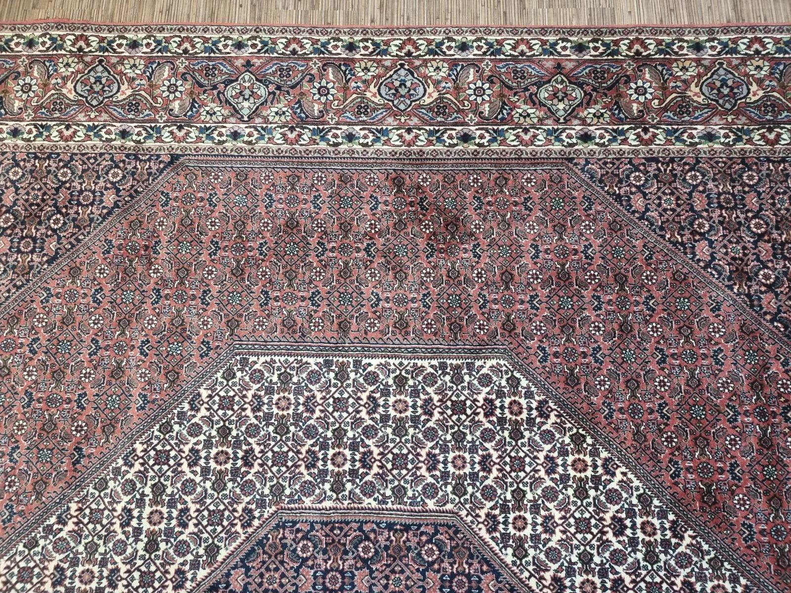 Dieser atemberaubende persische Bidjar-Teppich, der in den 1970er Jahren handgeknüpft wurde, ist ein Beispiel für die berühmte Langlebigkeit und Eleganz der Bidjar-Handwerkskunst. Mit seinem auffälligen geometrischen Design und den leuchtenden