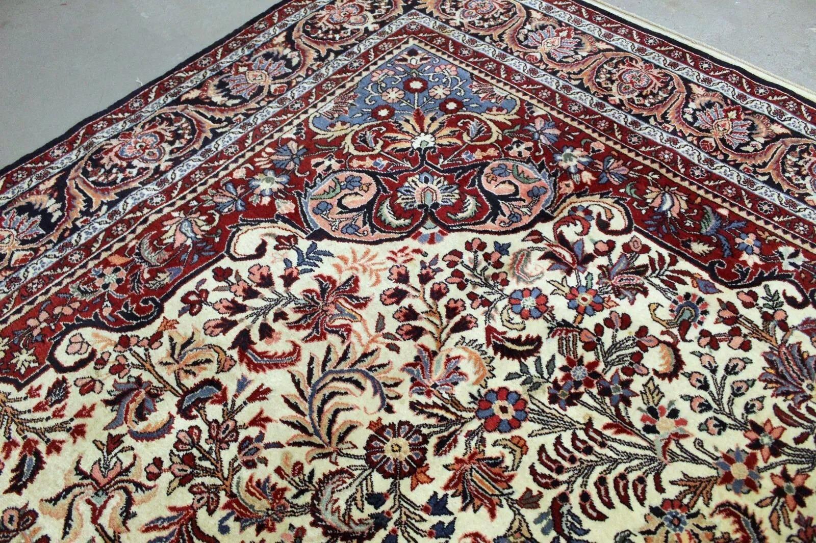 Alfombra persa bidjar vintage hecha a mano
Se trata de una gran alfombra persa Bidjar vintage de la década de 1960, hecha a mano con lana resistente. Las alfombras Bidjar son famosas por su construcción robusta y su pelo tupido, que las hacen