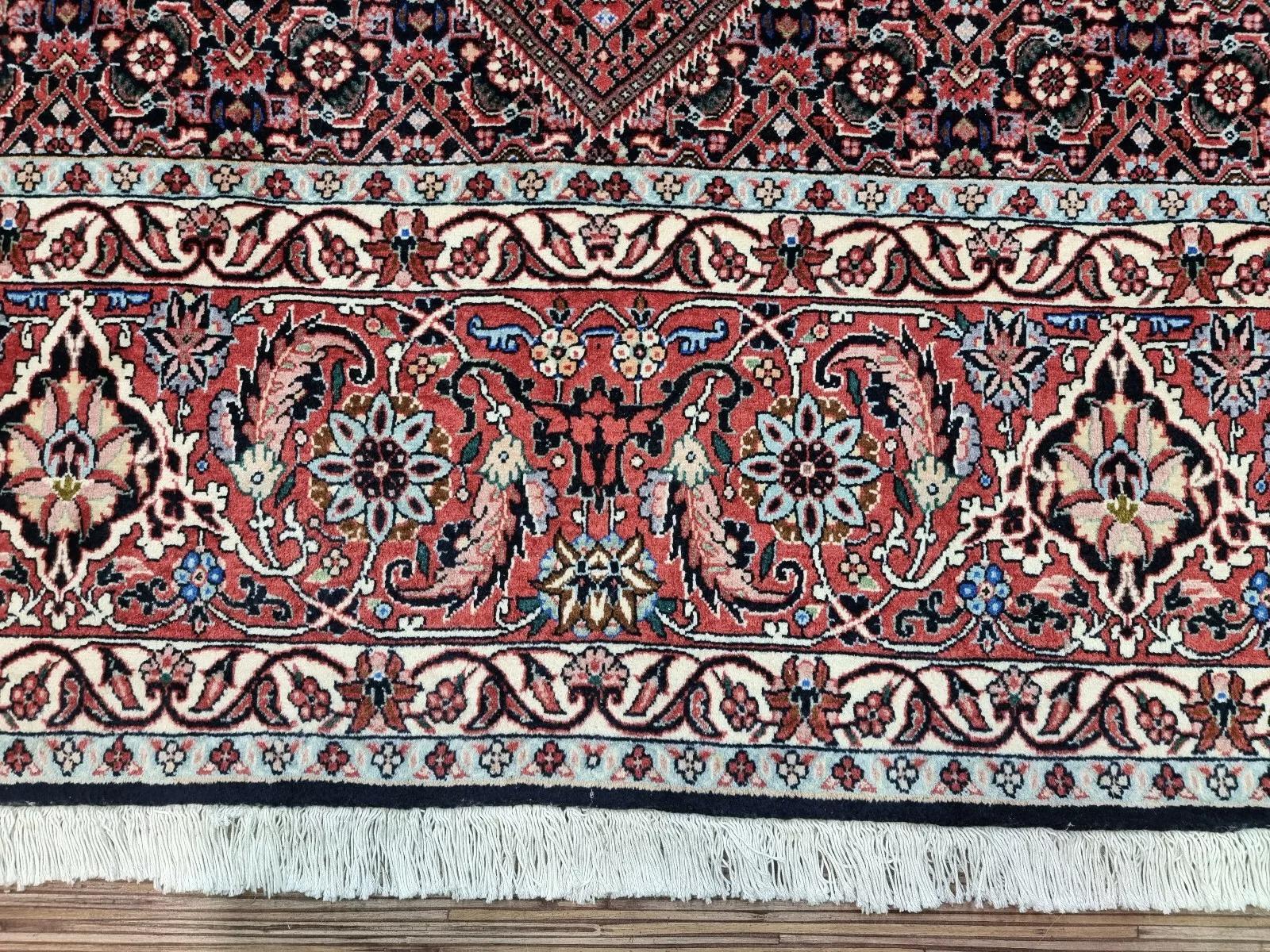 Dieser beeindruckende alte persische Bidjar-Teppich, der in den 1970er Jahren handgeknüpft wurde, zeigt die außergewöhnliche Haltbarkeit und Kunstfertigkeit, für die Bidjar-Teppiche bekannt sind. Seine beachtliche Größe, die satten Rottöne und das